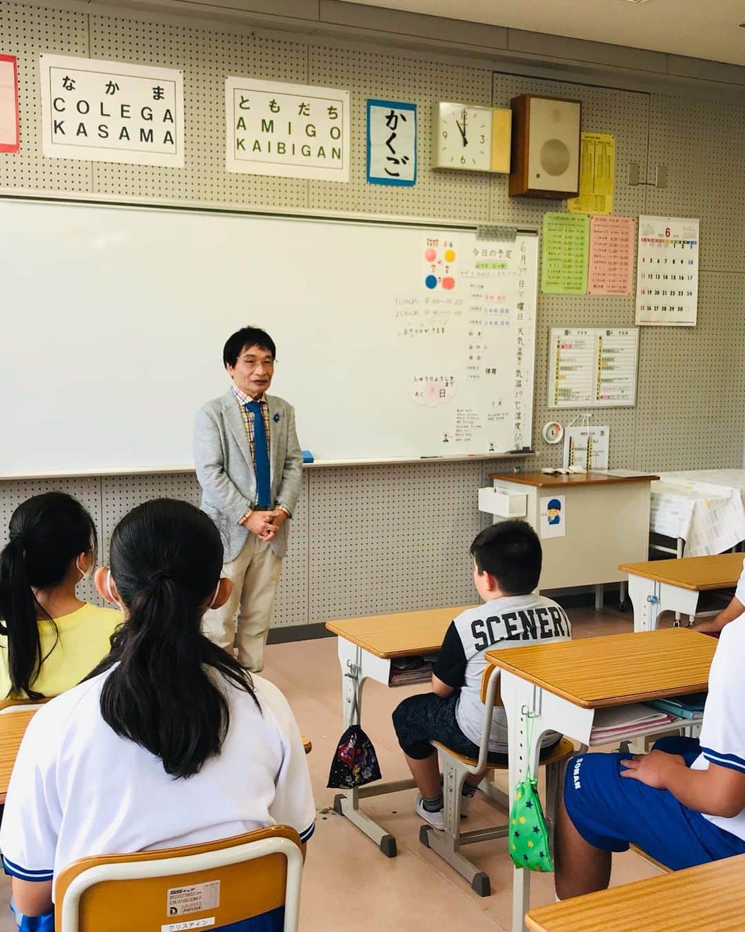 尾木直樹さんのインスタグラム写真 - (尾木直樹Instagram)「- 外国からの移住者も多い岐阜県可児市では、日本の学校に通う準備のための『ばら教室KANI』で子どもたちに日本語と母語を丁寧に教えています！ 尾木ママもブラジル、フィリピンなどからやって来たての子どもと日本語カルタで楽しく遊びました^ ^ なぞると文章を読み上げてくれるペンなど、機器や設備面のサポートも充実してますよ☺️  ｰ #岐阜県#可児市#ばら教室kani#日本語教室#母語の大切さ #尾木ママ#視察#ポルトガル語#英語」6月28日 9時41分 - oginaoki_ogimama