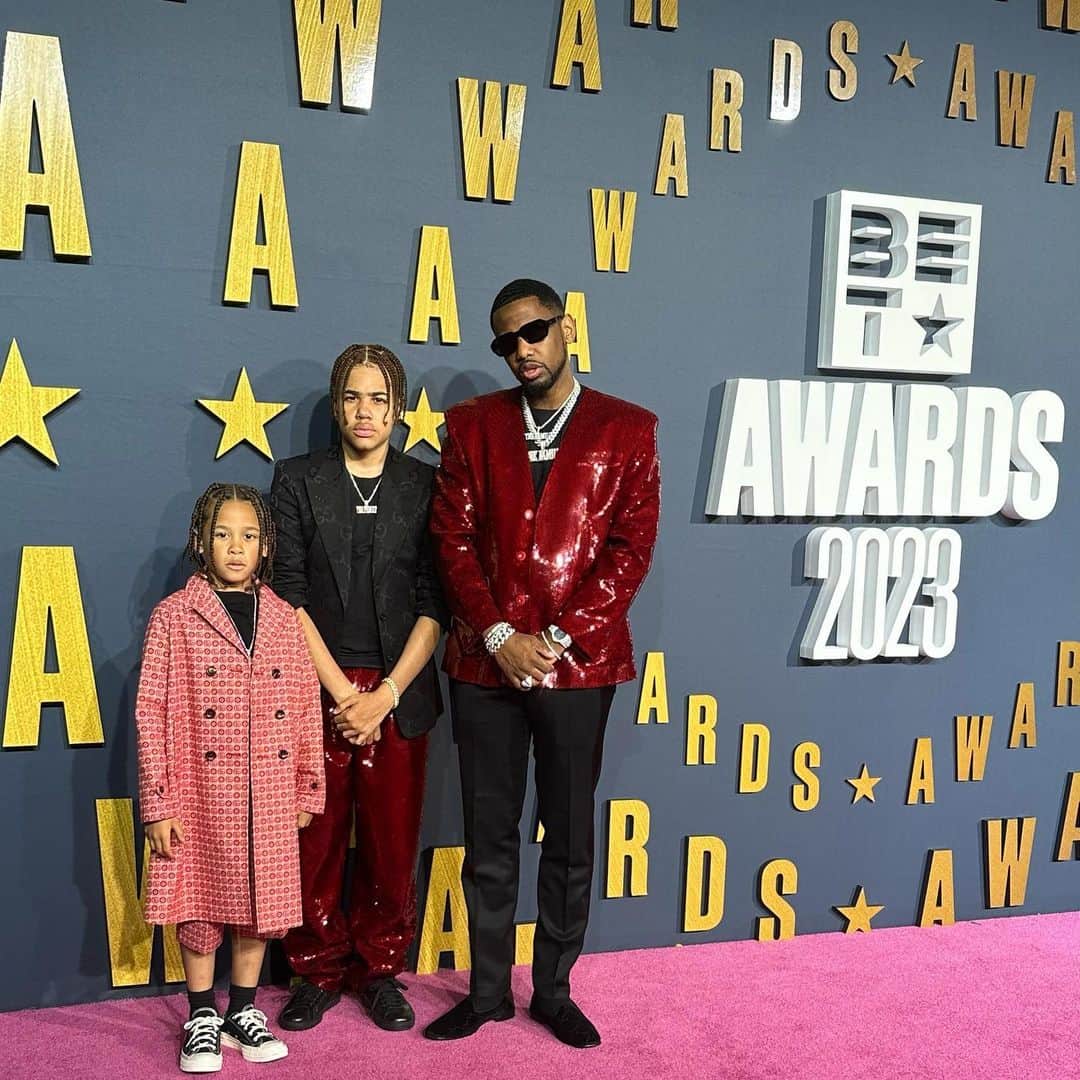 ファボラスのインスタグラム：「If they only knew… but the job is making sure they don’t 🖤♥️ @mrjonasjackson @iamprincejoso   #BETAwards」