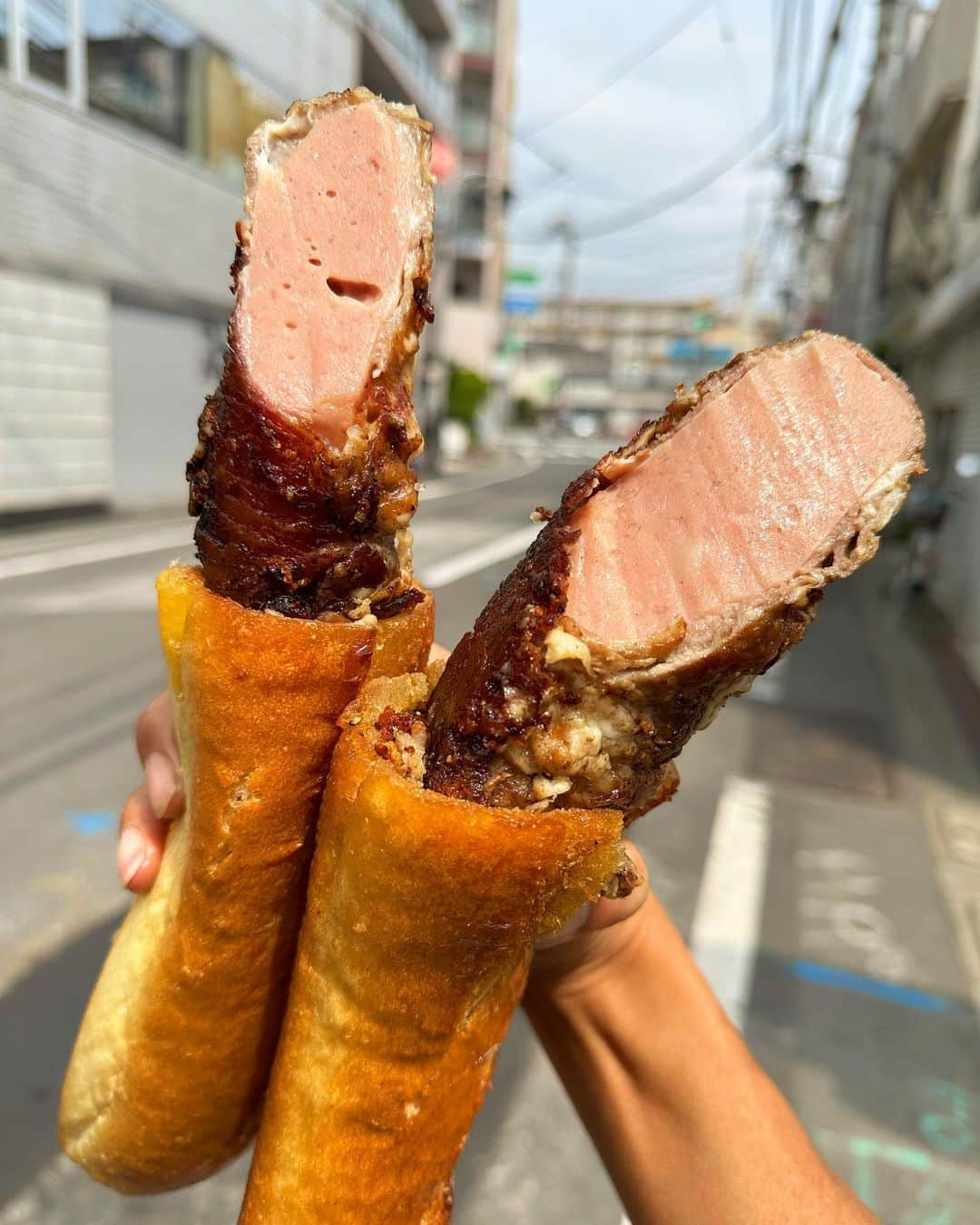 Coffee & Toast Tokyoさんのインスタグラム写真 - (Coffee & Toast TokyoInstagram)「"がぶり" 肉い棒‼︎ ❤️❤️❤️❤️❤️❤️❤️❤️❤️  “You don’t need a silver fork to eat good food.”  カリッと焼いたパンに牛肉を巻いたソーセージ‼︎  がぶっとがぶりつきで、 たまらんです😋😋😋  6月29日(木)は、 店休となります。  “Have a great day!!”  . . . . . #がぶり肉い棒 #肉  #beef  #beefcake  #bread  #breadporn  #肉スタグラム   #三軒茶屋ランチ  #世田谷線カフェ  #パンスタグラム  #東京カフェ  #三軒茶屋カフェ #三軒茶屋  #パン #三茶カフェ  #三茶 #田園都市線カフェ #コーヒーアンドトースト  #coffeeandtoast #foodie #foodielife #肉巻き  #meatlover」6月28日 9時45分 - coffeetoast2