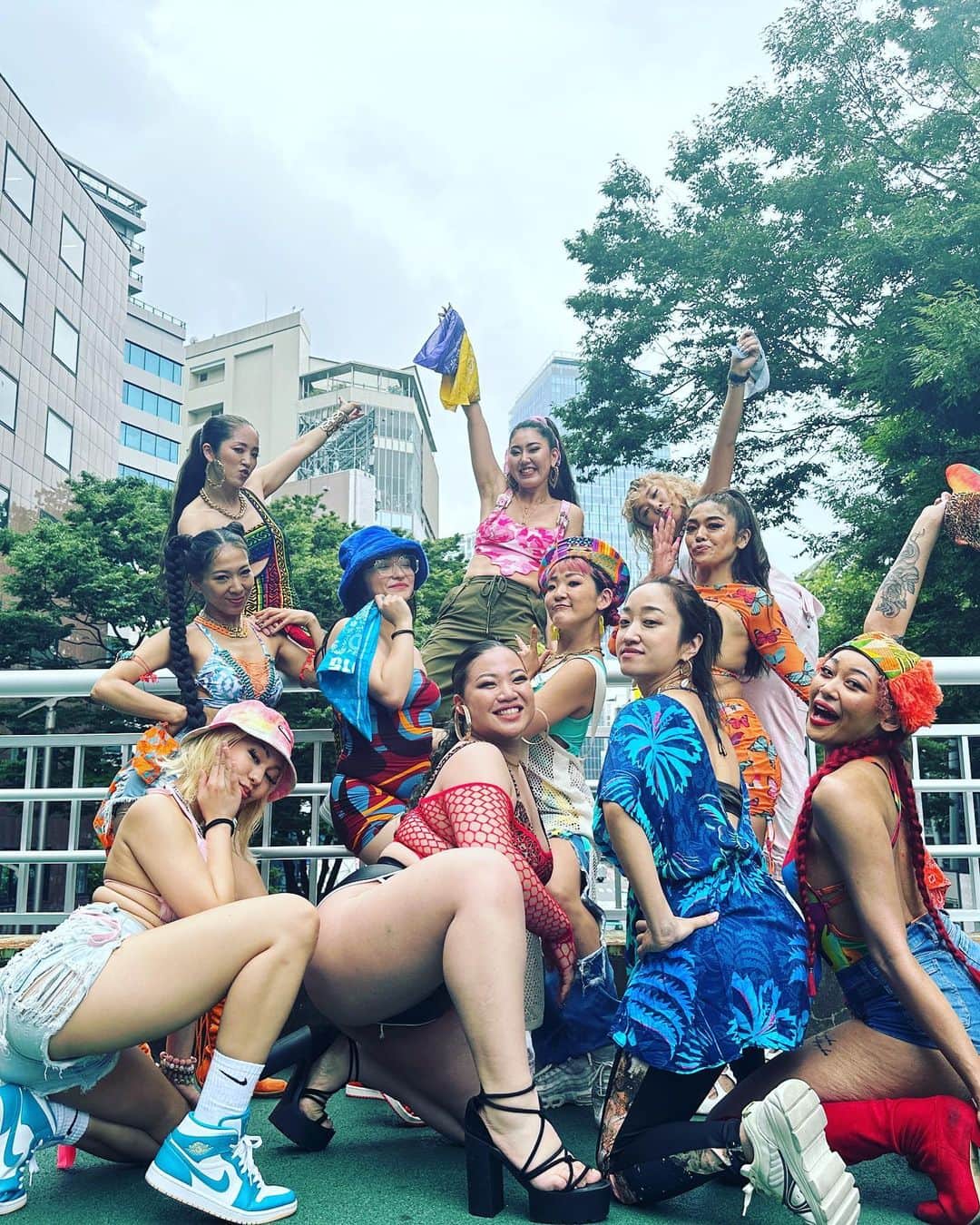 のインスタグラム：「@maxxxx_tokyo @maimaiomj @missrudye @shootshimada @bombomdhqjapan @arisa_antz  @sanae048 @motocomotocomotoco  @nattsun_bixis @aby_moniq  @eri.mermaid @canadiann.doll__  @_nanablasiannn   3か月連続配信リリース、真ん中の第二弾は 7月12日配信 ohayo-gozaimasu  日本を元気にしてくれる最高のダンスホールクイーンやダンサーちゃんたちが渋谷に集結してMV撮影してきたよ！＠maimaiomjがビッグママのようにみんなを集めてくれて感謝感激っす！  全員めちゃくちゃかっこよくて、ハッピーで、たくましくて美しくて❤️‍🔥❤️‍🔥❤️‍🔥❤️‍🔥❤️‍🔥  私を含め日々の仕事や雑事に人生にややお疲れぎみだったスタッフさんや大人たちが撮影後に生まれ変わったように元気になって帰って行きました！  マイナスイオンみたいな何かが溢れてるんだと思う、この人たちから🌞❤️‍🔥 人を痛めつけたり傷つけたりする何かじゃなくて、 人を元気に幸せにする何かが❣️🔥🔥  とにかく元気になってね。 しんどい時こそ明るくね。❤️‍🔥❤️‍🔥❤️‍🔥  #lecca #ohayo-gozaimasu #7月12日out」