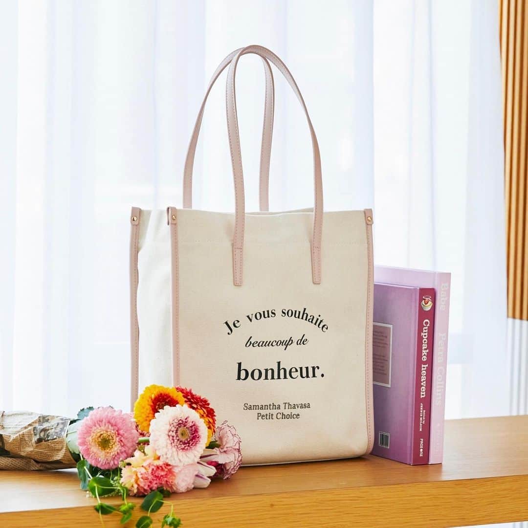 サマンサタバサさんのインスタグラム写真 - (サマンサタバサInstagram)「. Side piping canvas tote bag  ┈┈┈┈┈┈┈┈┈┈┈┈┈┈┈┈  「幸せが訪れますように」と言う意味のフランス語を あしらったデザイン。  持ち手とサイドは合皮パイピングとなっており、 カジュアルながらこなれ感のあるトートバッグ。  A4サイズ対応なので、 通勤通学にも大人気👜✨  ┈┈┈┈┈┈┈┈┈┈┈┈┈┈┈┈ brown/black/pink ¥15,400  #samanthathavasapetitchoice  #サマンサタバサプチチョイス  #トートバッグ #キャンバス」6月28日 9時48分 - samantha.thavasa.petit.choice