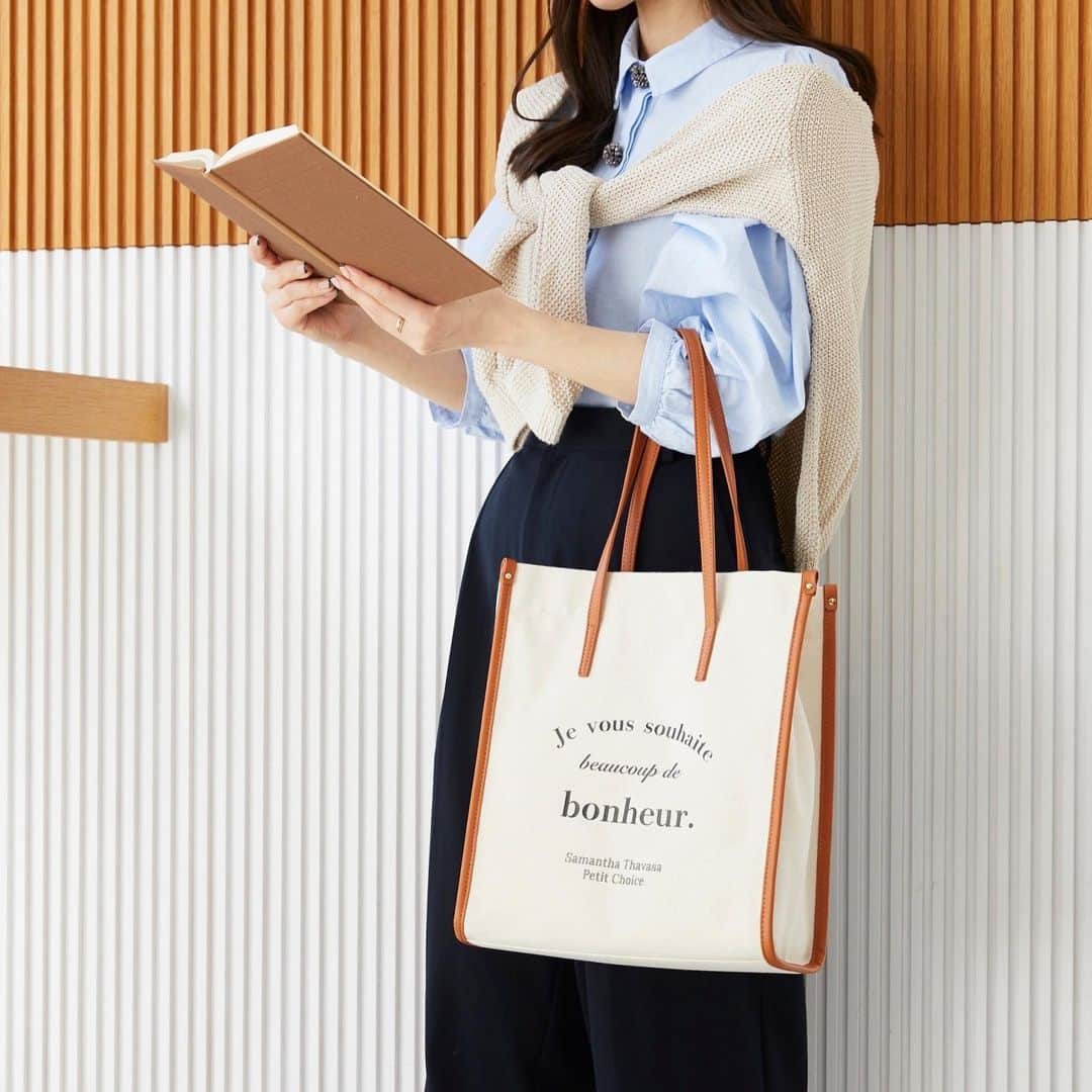 サマンサタバサのインスタグラム：「. Side piping canvas tote bag  ┈┈┈┈┈┈┈┈┈┈┈┈┈┈┈┈  「幸せが訪れますように」と言う意味のフランス語を あしらったデザイン。  持ち手とサイドは合皮パイピングとなっており、 カジュアルながらこなれ感のあるトートバッグ。  A4サイズ対応なので、 通勤通学にも大人気👜✨  ┈┈┈┈┈┈┈┈┈┈┈┈┈┈┈┈ brown/black/pink ¥15,400  #samanthathavasapetitchoice  #サマンサタバサプチチョイス  #トートバッグ #キャンバス」