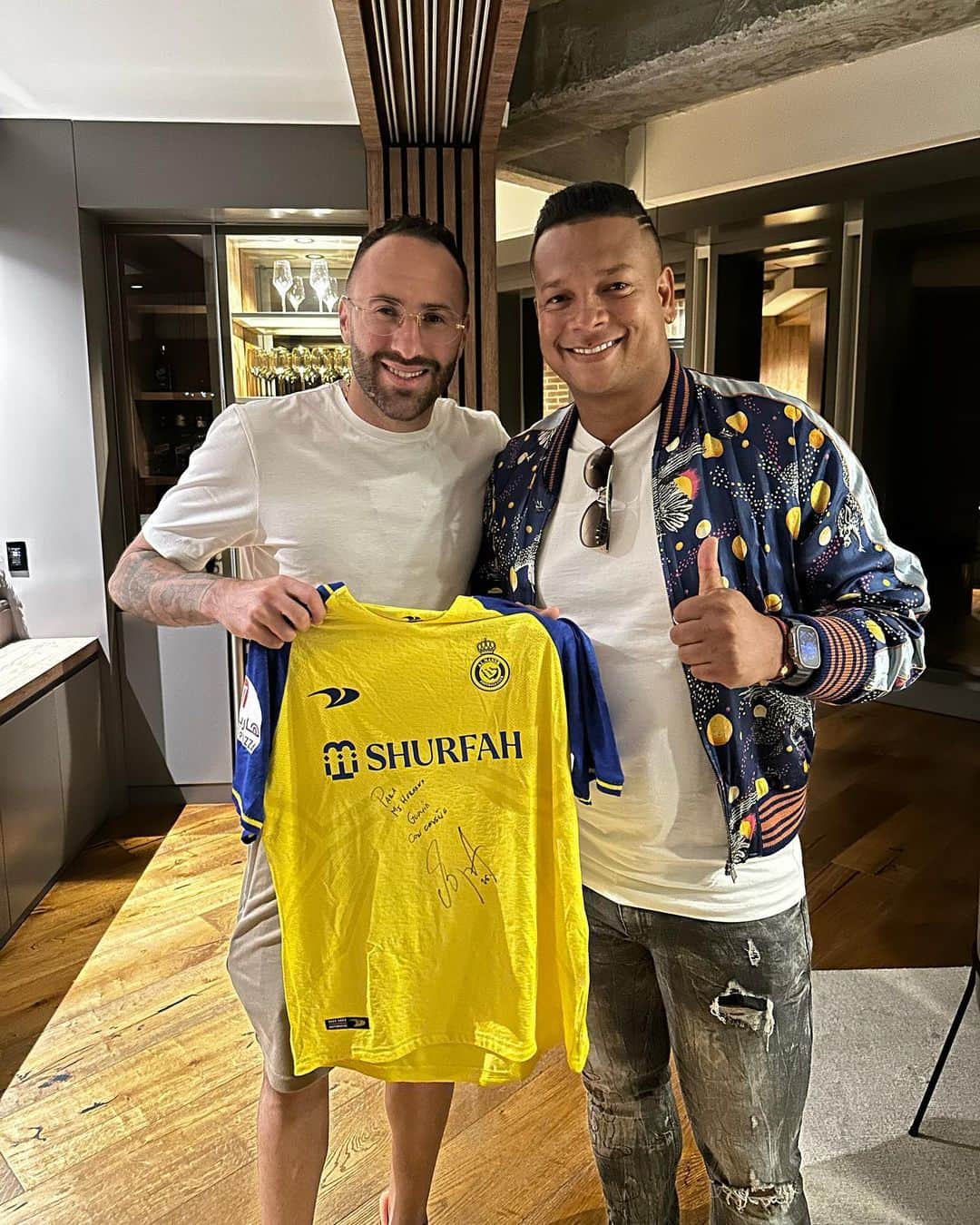 フレディ・グアリンのインスタグラム：「Gracias hermanito por la invitación.. Renovar ese abrazo fraternal siempre es un placer.. Te Quiero Mucho @d_ospina1」