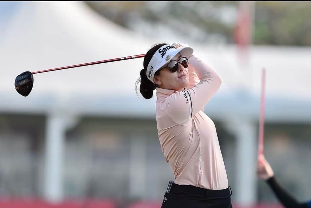 ハナ・グリーンのインスタグラム：「One of the many reasons I absolutely love @golfgoodr sunglasses is because they have a pair for every outfit on (and off) the golf course. My favourite pair is the Amelia Earhart Ghosted Me, because they go with absolutely everything in my closet. Check out their website to see all of their colours! #ad #sponsored」