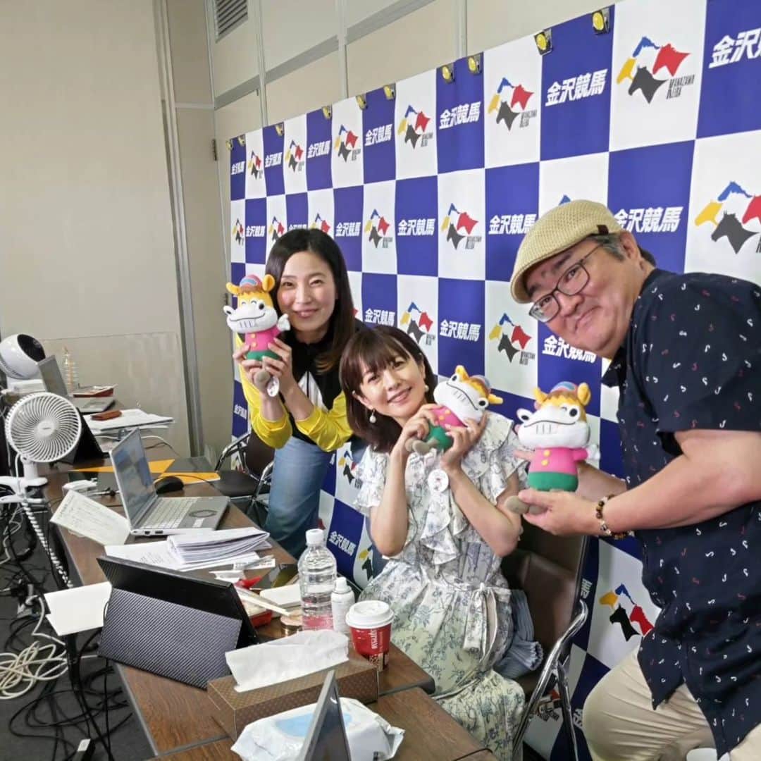 さとう珠緒さんのインスタグラム写真 - (さとう珠緒Instagram)「石川県ってふぐも美味しいらしいです〜 知らなかった  石川ダービー10戦10勝のショウガタップリちゃん  強くて感動でした  金沢競馬場のお寿司が1000円で超美味しかった〜  また金沢行きたいな〜  #金沢競馬 #移転50周年 #ショコ壱番屋　さん #田倉の予想屋さん #ショウガタップリ #3人で持ってるのはハッピーくん #良い一日を」6月28日 10時00分 - tamao_satoh