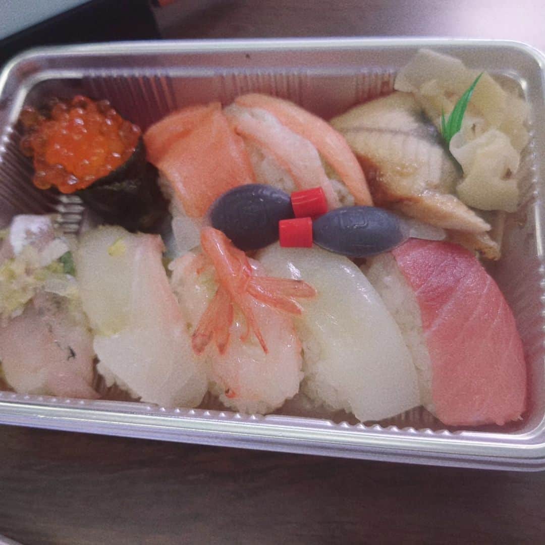 さとう珠緒さんのインスタグラム写真 - (さとう珠緒Instagram)「石川県ってふぐも美味しいらしいです〜 知らなかった  石川ダービー10戦10勝のショウガタップリちゃん  強くて感動でした  金沢競馬場のお寿司が1000円で超美味しかった〜  また金沢行きたいな〜  #金沢競馬 #移転50周年 #ショコ壱番屋　さん #田倉の予想屋さん #ショウガタップリ #3人で持ってるのはハッピーくん #良い一日を」6月28日 10時00分 - tamao_satoh