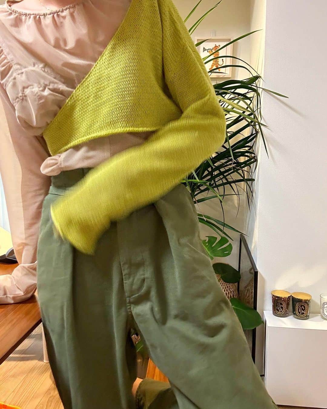 ungrid_yurieさんのインスタグラム写真 - (ungrid_yurieInstagram)「私服🧃 🍊 Tシャツ #freaksstore  パンツ #searoomlynn  🦖 ワンショル #papier トップス #prankproject  パンツ #glassysea  ＋次男がかぶせてくれたヘルメット🪖 安全第一⚠️  #知久カジ#おうち服#カラーファッション」6月28日 10時00分 - chiku_y34