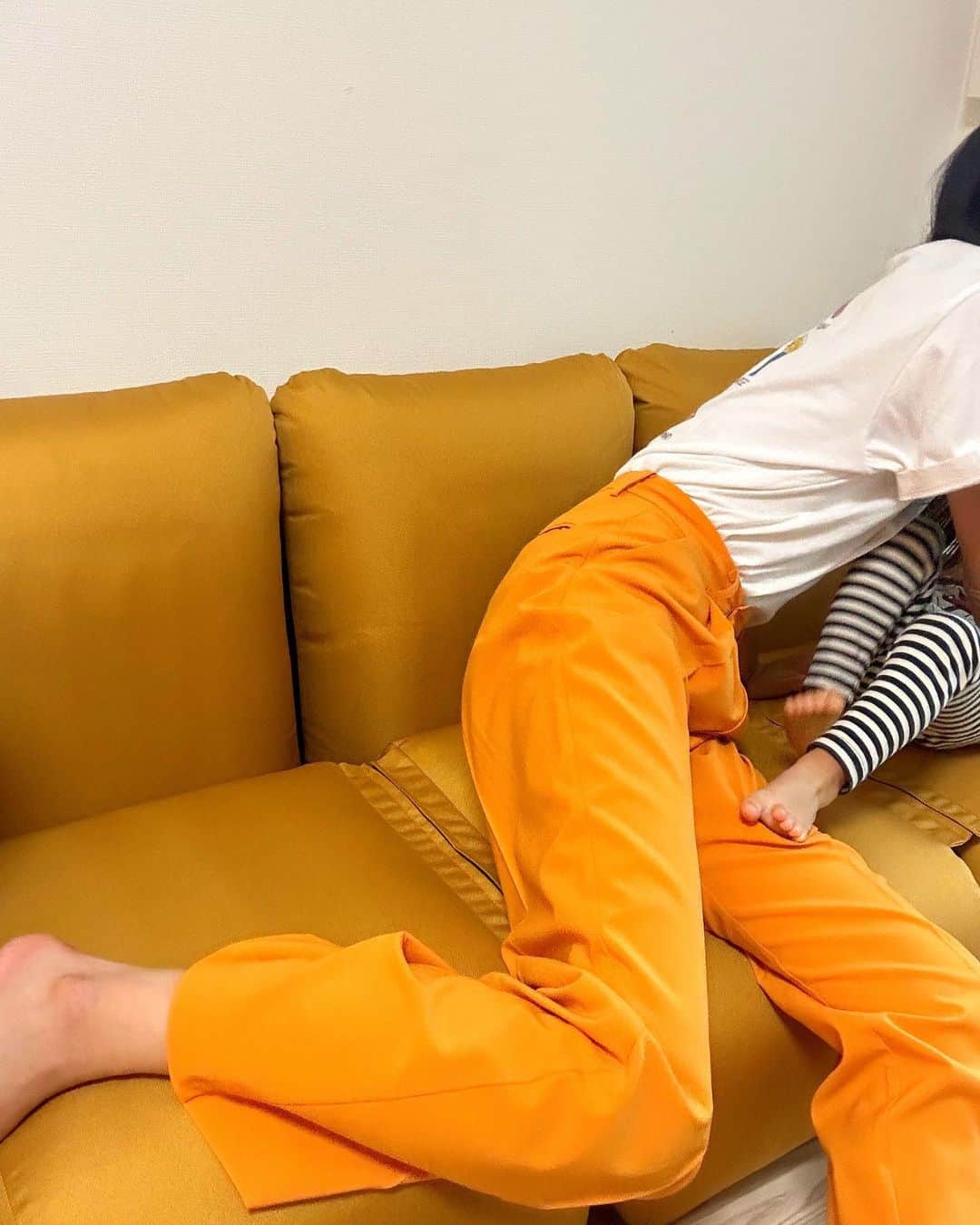 ungrid_yurieさんのインスタグラム写真 - (ungrid_yurieInstagram)「私服🧃 🍊 Tシャツ #freaksstore  パンツ #searoomlynn  🦖 ワンショル #papier トップス #prankproject  パンツ #glassysea  ＋次男がかぶせてくれたヘルメット🪖 安全第一⚠️  #知久カジ#おうち服#カラーファッション」6月28日 10時00分 - chiku_y34