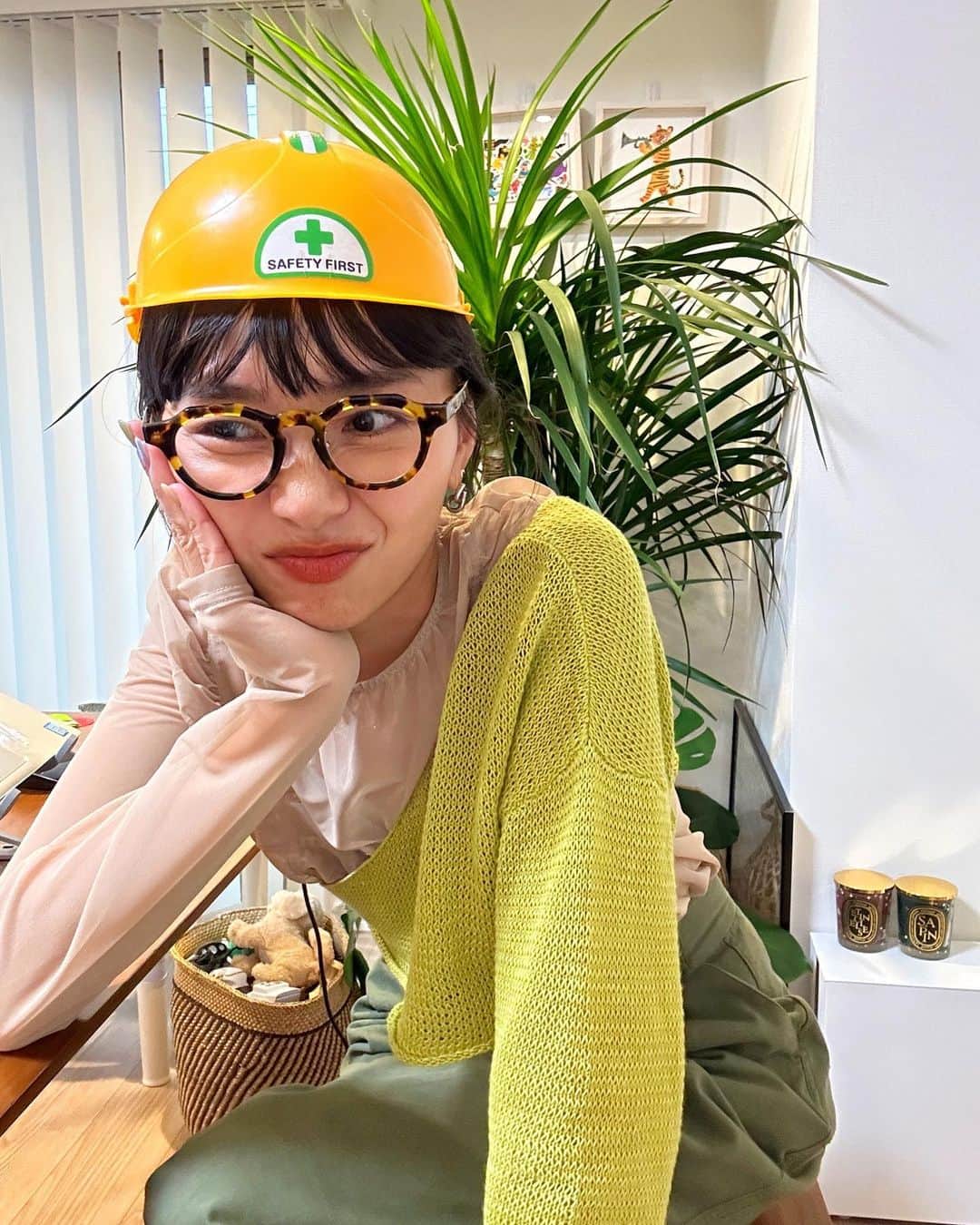 ungrid_yurieさんのインスタグラム写真 - (ungrid_yurieInstagram)「私服🧃 🍊 Tシャツ #freaksstore  パンツ #searoomlynn  🦖 ワンショル #papier トップス #prankproject  パンツ #glassysea  ＋次男がかぶせてくれたヘルメット🪖 安全第一⚠️  #知久カジ#おうち服#カラーファッション」6月28日 10時00分 - chiku_y34