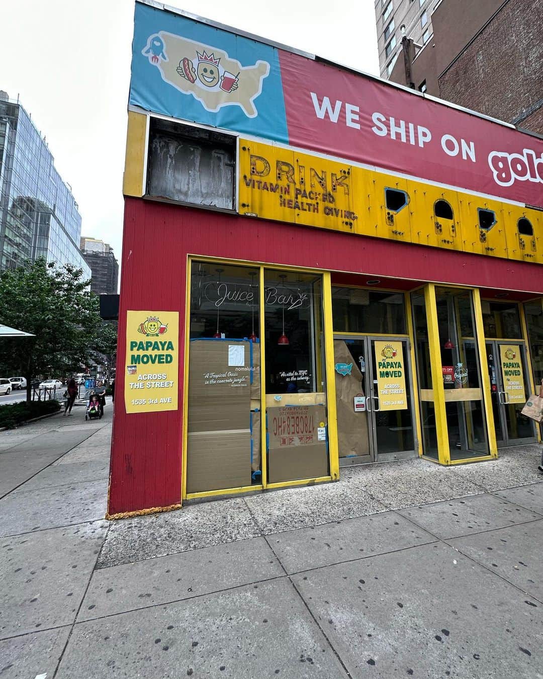 サラ・ジェシカ・パーカーのインスタグラム：「A day up and down the island of Manhattan. Q train to me to my first early morning appointment, a perfect opportunity to go further north on my pilgrimage to @papayaking alas still not opened in new location at 1535 3rd ave (for those with a hankering) @priscilla.gilman novel The Critics Daughter (which I am loving) my all day companion. After my journey north, work required the D train south. Into Chinatown and all it color and beauty.  In between waiting on a platform for the next train, the podcast The Set told me a very interesting story.  The end. X, SJ PS I am fairly certain that is my first and likely last ever selfie.」