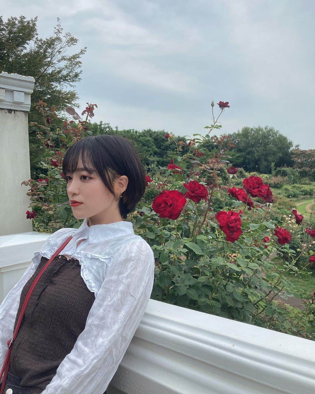 青柳透のインスタグラム：「友人とお花を観てきました🥀汗かいた アガパンサスも咲いていたよ 最近出来たらしい駅に初めて降りてみたりもしました  #京成バラ園 #私服 #オフ #オフショット #今日のコーデ #fashion」