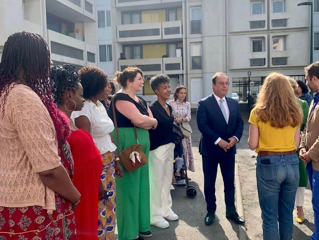 フランソワ・オランドのインスタグラム：「Rencontre avec les bénéficiaires et les équipes du Café des Femmes à @ville_plaisir. Lauréat 2022 de @lafrance.sengage, ce tiers-lieu accueillant et chaleureux est dédié à l’accompagnement des femmes en situation de vulnérabilité sociale, tant sur la santé que sur l’insertion professionnelle. Avec trois cafés ouverts à Marseille, Clichy et Plaisir, l’association @banlieues_sante a déjà accompagné 1105 femmes et pourra, grâce au soutien de ma Fondation, continuer à se déployer partout en France.」