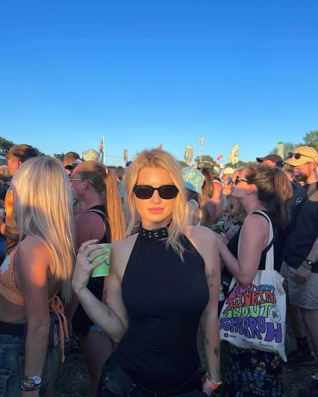 ロッティ・モスのインスタグラム：「Best weekend at @glastofest with amazing people 💗」