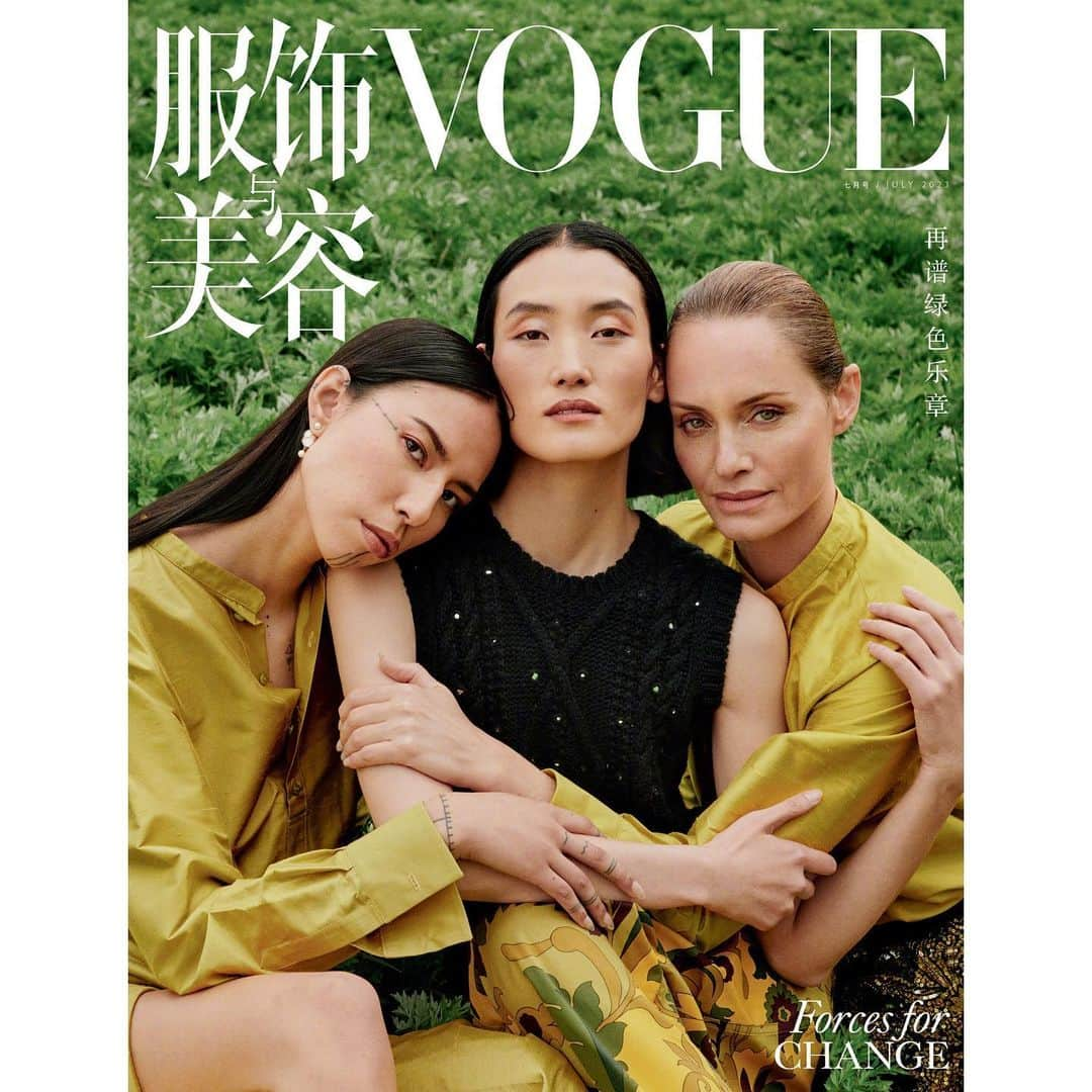 アンバー・ヴァレッタさんのインスタグラム写真 - (アンバー・ヴァレッタInstagram)「Thank you so much @voguechina for giving me this wonderful opportunity to be a part of A Force For Change issue!  Working along side @quannah.rose and  @linazhanglina was truly a gift. These two women are real forces for change and I have deep admiration for their passionate spirits! Much gratitude and love to all on our special shoot. Here is our team.  摄影 Photographer Cass Bird @cassblackbird 创意总监 Artistic Director Matt Mcdonald @mattrmcdonald 造型 Stylist 於家骅 Alvin Yu @alvinyu613 发型 Hair Stylist Panos Papandrianos @panosphair 化妆 Make Up Artist Romy Soleimani @romyglow 美术 Set Design Jill Nicholls  灯光 Lighting Clay Howard Smith @clay.howardsmith 编辑 Editor 陈欣颖 Lexi Chen  统筹编辑 Production Editor Anita Lau @anita_lauu, Julie Wang @juliewang2529 模特 Models Amber Valletta @ambervalletta, 张丽娜 @linazhanglina, Quannah ChasingHorse @quannah.rose 选角 Casting Gabrielle Seo @gabrielleseo 灯光助理 Lighting Assistants Daniël van der Deen @danielvanderdeen, Alex Kalb @_kalby_ 数码协助 Digital Assistant Anthony Miller 制作 Producer Lola Production @lolaproduction 时装助理 Fashion Assistants Bebe Bolortoli @bebebolortoli, Madison Wen Gu @mmmaddddison, Amontae Arnold 🩵💚💙🦋🌿🪻🌏」6月28日 1時20分 - ambervalletta