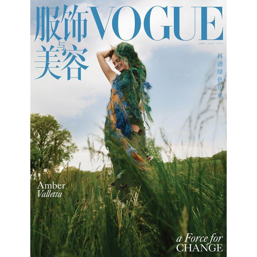 アンバー・ヴァレッタさんのインスタグラム写真 - (アンバー・ヴァレッタInstagram)「Thank you so much @voguechina for giving me this wonderful opportunity to be a part of A Force For Change issue!  Working along side @quannah.rose and  @linazhanglina was truly a gift. These two women are real forces for change and I have deep admiration for their passionate spirits! Much gratitude and love to all on our special shoot. Here is our team.  摄影 Photographer Cass Bird @cassblackbird 创意总监 Artistic Director Matt Mcdonald @mattrmcdonald 造型 Stylist 於家骅 Alvin Yu @alvinyu613 发型 Hair Stylist Panos Papandrianos @panosphair 化妆 Make Up Artist Romy Soleimani @romyglow 美术 Set Design Jill Nicholls  灯光 Lighting Clay Howard Smith @clay.howardsmith 编辑 Editor 陈欣颖 Lexi Chen  统筹编辑 Production Editor Anita Lau @anita_lauu, Julie Wang @juliewang2529 模特 Models Amber Valletta @ambervalletta, 张丽娜 @linazhanglina, Quannah ChasingHorse @quannah.rose 选角 Casting Gabrielle Seo @gabrielleseo 灯光助理 Lighting Assistants Daniël van der Deen @danielvanderdeen, Alex Kalb @_kalby_ 数码协助 Digital Assistant Anthony Miller 制作 Producer Lola Production @lolaproduction 时装助理 Fashion Assistants Bebe Bolortoli @bebebolortoli, Madison Wen Gu @mmmaddddison, Amontae Arnold 🩵💚💙🦋🌿🪻🌏」6月28日 1時20分 - ambervalletta