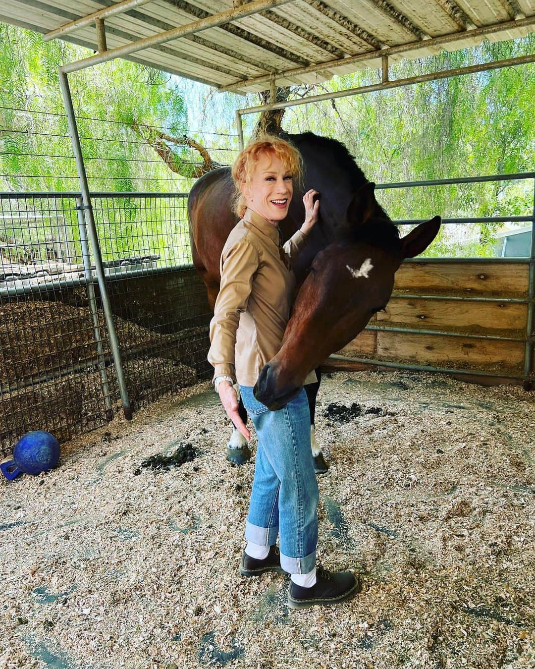 キャシー・グリフィンのインスタグラム：「Will put together a video, but here’s a pic of my visit to @whitneycummings ranch. I got to pet lots of animals! Ps. Yes, I’m in a @prada shirt. WHAT???」