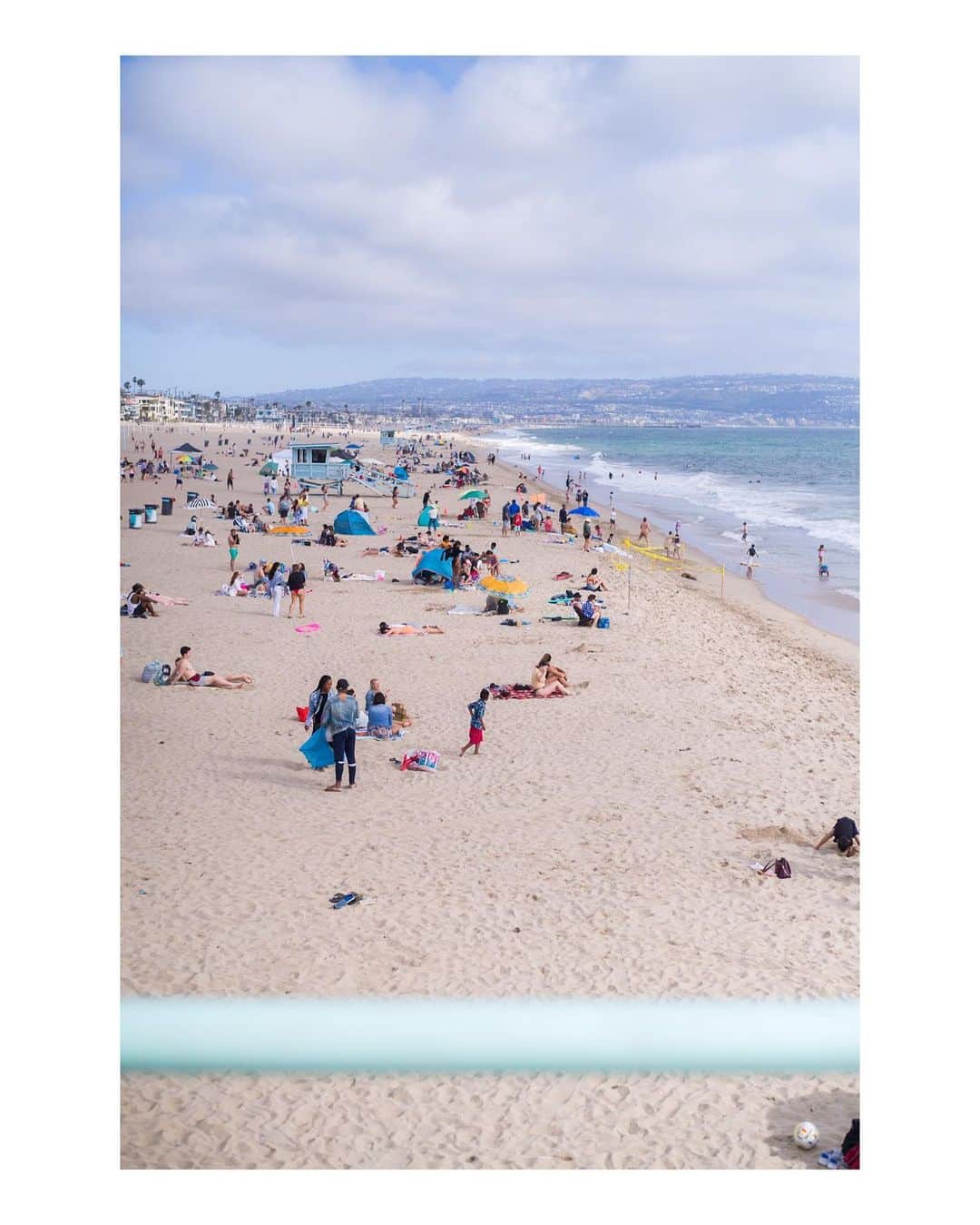 Pete Halvorsenさんのインスタグラム写真 - (Pete HalvorsenInstagram)「Summer is here...a few beach rules to live by:  1. Swim near a lifeguard tower 2. If you're caught in a riptide relax and swim parallel to shore 3. Don't leave your bag of chips unattended on your blanket when going to take a dip. 😬  A few images from the first week of summer.   👉 tell me which (if any) you find interesting in the comments...and I'll give you a bit of background on why I took it👇  Leica M11 + Leica SL」6月28日 1時28分 - petehalvorsen