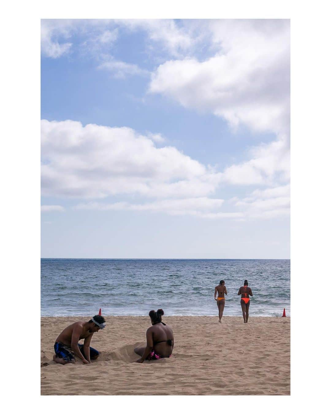 Pete Halvorsenさんのインスタグラム写真 - (Pete HalvorsenInstagram)「Summer is here...a few beach rules to live by:  1. Swim near a lifeguard tower 2. If you're caught in a riptide relax and swim parallel to shore 3. Don't leave your bag of chips unattended on your blanket when going to take a dip. 😬  A few images from the first week of summer.   👉 tell me which (if any) you find interesting in the comments...and I'll give you a bit of background on why I took it👇  Leica M11 + Leica SL」6月28日 1時28分 - petehalvorsen