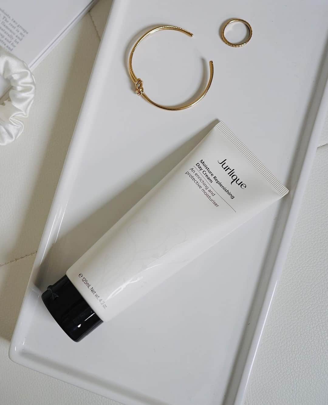 のインスタグラム：「minimalist and moisturizing 🤍  photo creds: @simply_quyen」