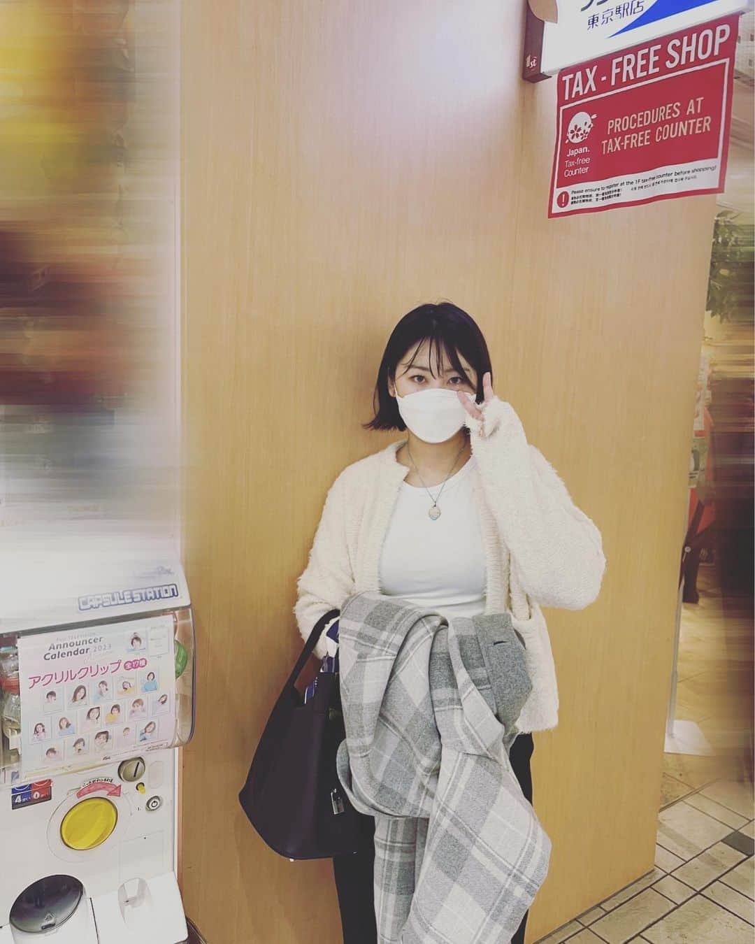 新美有加さんのインスタグラム写真 - (新美有加Instagram)「🐾 東京駅にはフジテレビショップフジさんがありまして… 今年のカレンダーのカプセルトイがありました🤫 もちろん誰にも気づかれないので記念撮影✌︎  と、寒かった時の写真を見返して暑さを忘れる作戦☃️  #最近暑くない？ #じめじめ #東京駅 #フジさん」6月28日 1時33分 - yuka_niimi.49