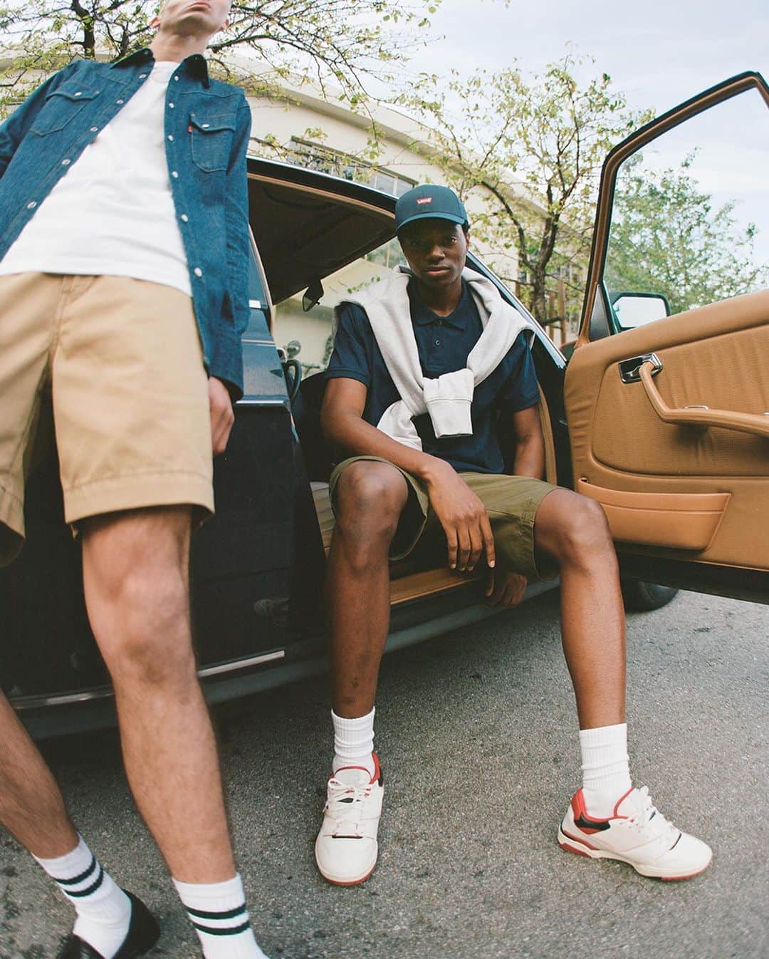 Levi’sのインスタグラム：「Levi’s® XX Chino Shorts—now in even more lengths, fits and colors. With their no-fuss feel, ultra-clean look and endless styling potential, they’re khaki shorts for people who don’t do khaki shorts.  Shop now via link in bio and stories.」