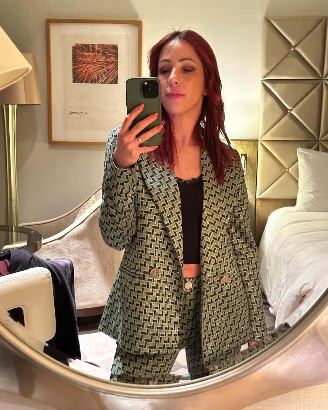 ニコーレ・デラ・モニカのインスタグラム：「Sto imparando a guardarmi allo specchio ed essere felice di ciò che vedo 🥰   #mirrorselfie #selfesteem #selflove #mirror #italianstyle #fashion #green」