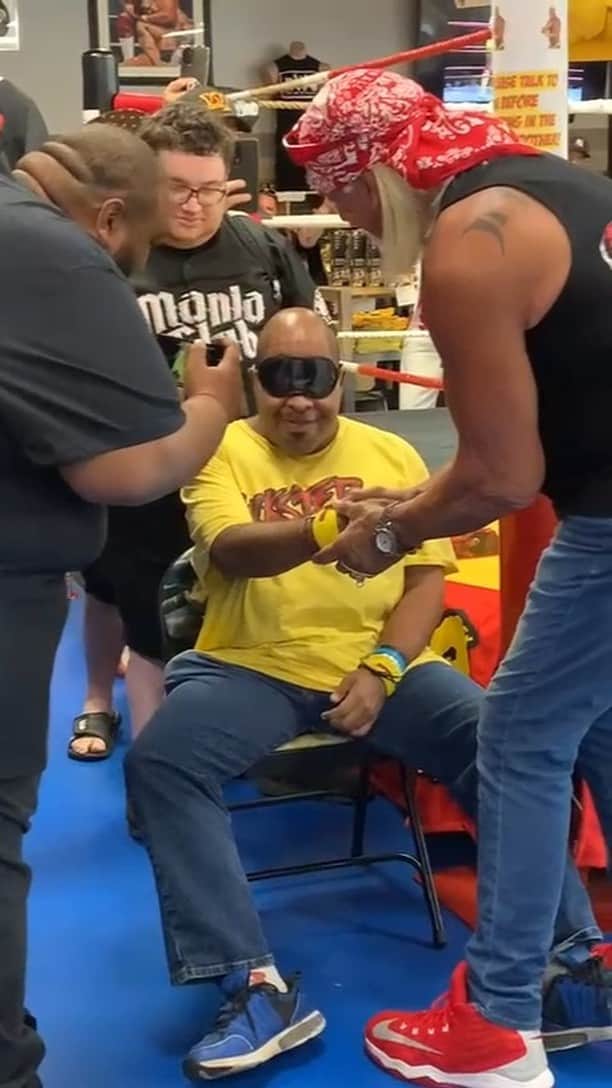 ハルク・ホーガンのインスタグラム：「Jerry Cram, a remarkable individual who has been sending me letters every week for the past five years, is a Hulkamaniac who holds a special place in my heart. 💪  This past weekend, we had the opportunity to surprise him at my autograph signing in Orlando. Jerry, who faces various challenges through his disabilities, couldn't believe his eyes when the blindfold was removed.   The sheer joy and gratitude radiating from his face touched me deeply. His enthusiasm reminds me of the incredible impact we can have on each other's lives.   Jerry's story serves as a powerful testament to the strength and resilience of the human spirit.   Let's continue spreading love, compassion, and positivity, my Hulkamaniacs. 💪😎」