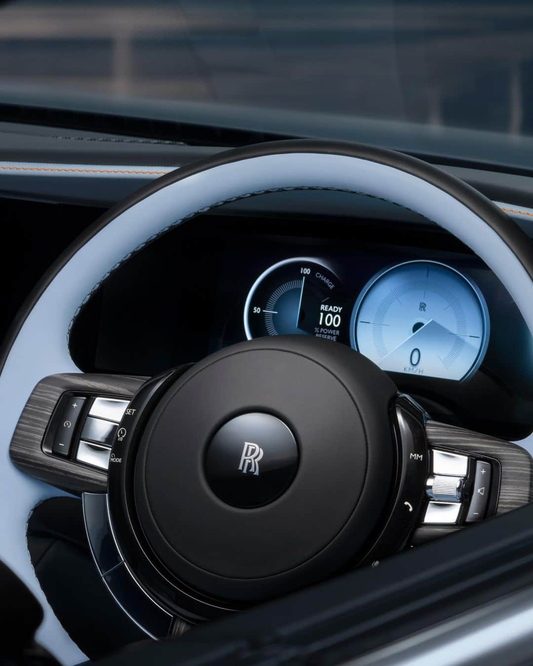 ロールス・ロイスさんのインスタグラム写真 - (ロールス・ロイスInstagram)「Spectre combines technology with #Bespoke artisanship, inviting owners to personalise its digital surfaces.   The colour of its Bespoke Instrument Dials are custom-selected upon commission, creating a perfectly harmonised aesthetic within its modern cabin.   Discover #RollsRoyceSpectre; link in bio.   #SpiritElectrified  — WLTP: Power consumption: 2.9* mi/kWh, 21.5* kWh/100km. Electric range 323* mi / 520* km. NEDC: CO2 emissions 0 g/km. (*preliminary data) Further information: https://www.rolls-roycemotorcars.com/en_GB/information/fb-dat-wltp.html」6月28日 1時59分 - rollsroycecars