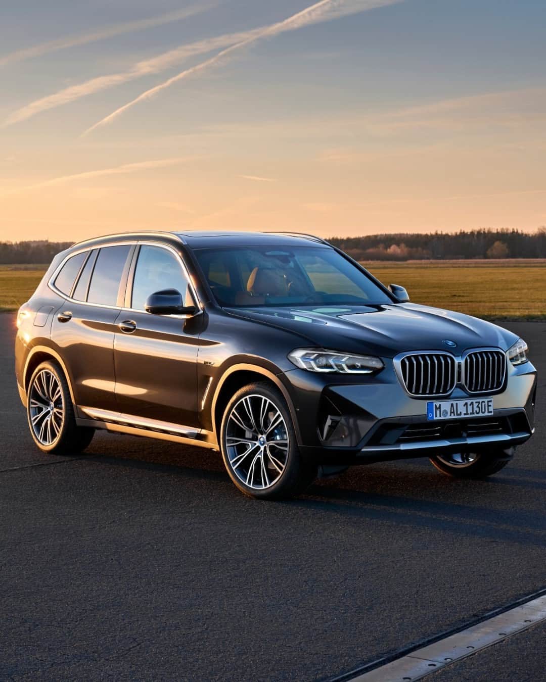 BMWのインスタグラム：「Dusk-kissed moments 🌅  The BMW X3.  #THEX3 #BMW #X3」