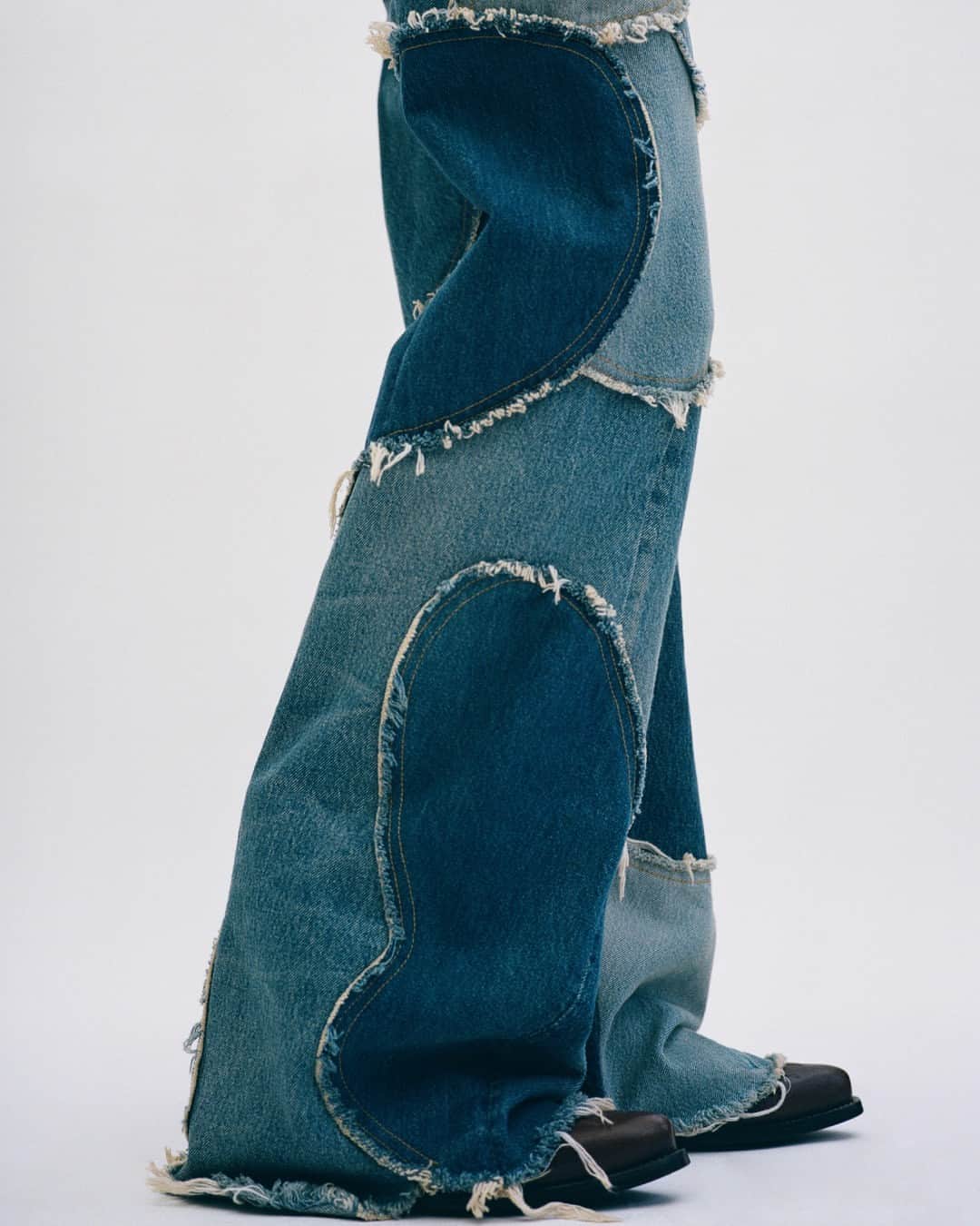 RE/DONEのインスタグラム：「Frayed, patched, and tinted. New RE/DONE | Levi’s from Summer 2023, Drop 3 #glit #redonexlevis⠀⠀⠀⠀⠀⠀⠀⠀⠀ ⠀⠀⠀⠀⠀⠀⠀⠀⠀ Photographer: @Chaumont_Zaerpour​​​​​​​​⠀⠀⠀⠀⠀⠀⠀⠀⠀ Creative Agency: @ljbtnstudio​​​​​​​​​​​​​​​​​​​​​​​​⠀⠀⠀⠀⠀⠀⠀⠀⠀ Stylist: @lolitajacobs​​​​​​​​​​​​​​​​​​​​​​​​⠀⠀⠀⠀⠀⠀⠀⠀⠀ Makeup: @_celinemartin_​​​​​​​​​​​​​​​​​​​​​​​​⠀⠀⠀⠀⠀⠀⠀⠀⠀ Hair stylist: @josephpujalte​​​​​​​​⠀⠀⠀⠀⠀⠀⠀⠀⠀ Set designer: @medeirosrafael ⠀⠀​​​​​​​​⠀⠀⠀⠀⠀⠀⠀⠀⠀ Production: @arthuretphilippine」