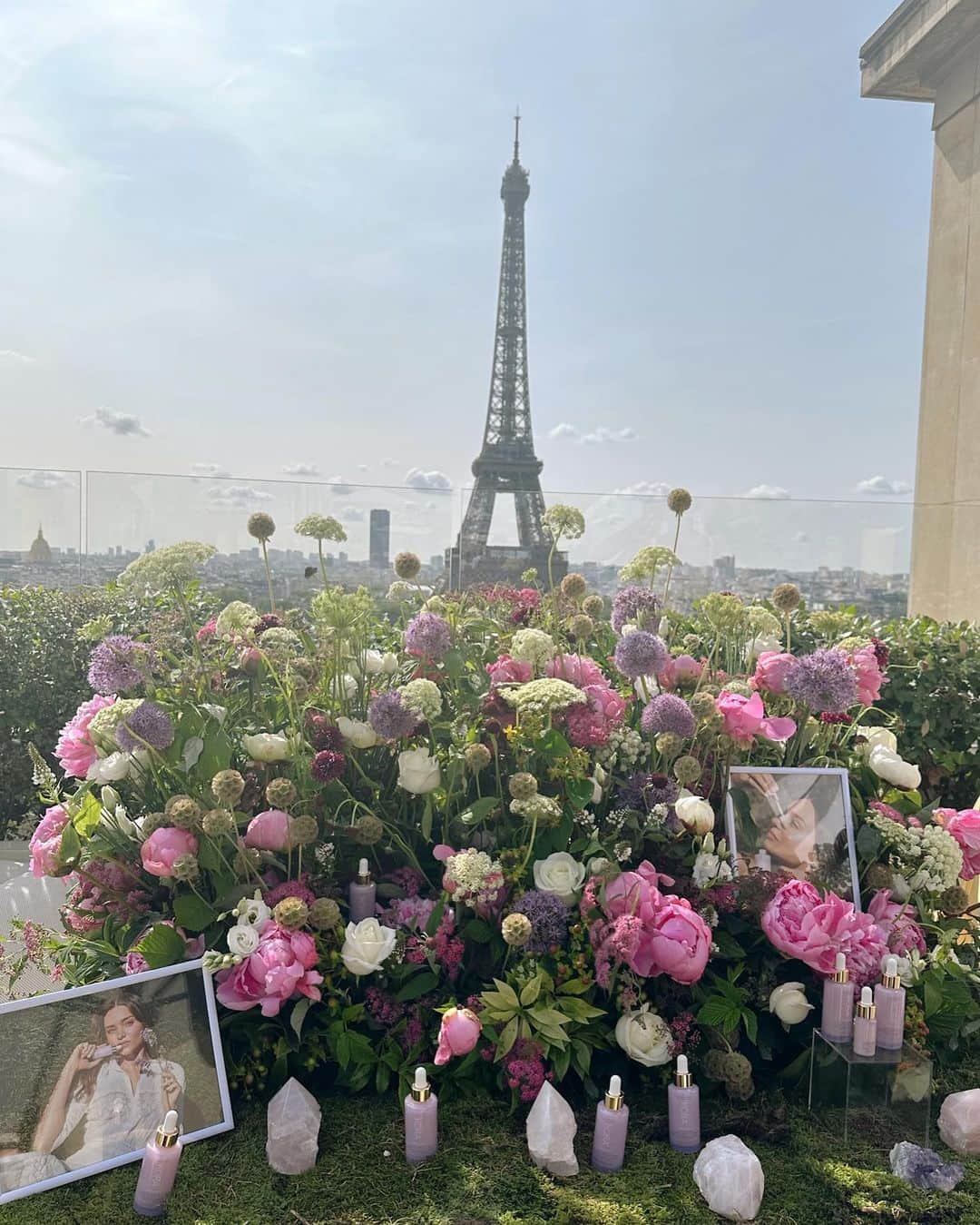 ミランダ・カーさんのインスタグラム写真 - (ミランダ・カーInstagram)「A beautiful morning in Paris celebrating @koraorganics and our Plant Stem Cell Retinol Alternative Serum, available online at @sephorafrance July 3rd ✨❤️🇫🇷」6月28日 2時04分 - mirandakerr