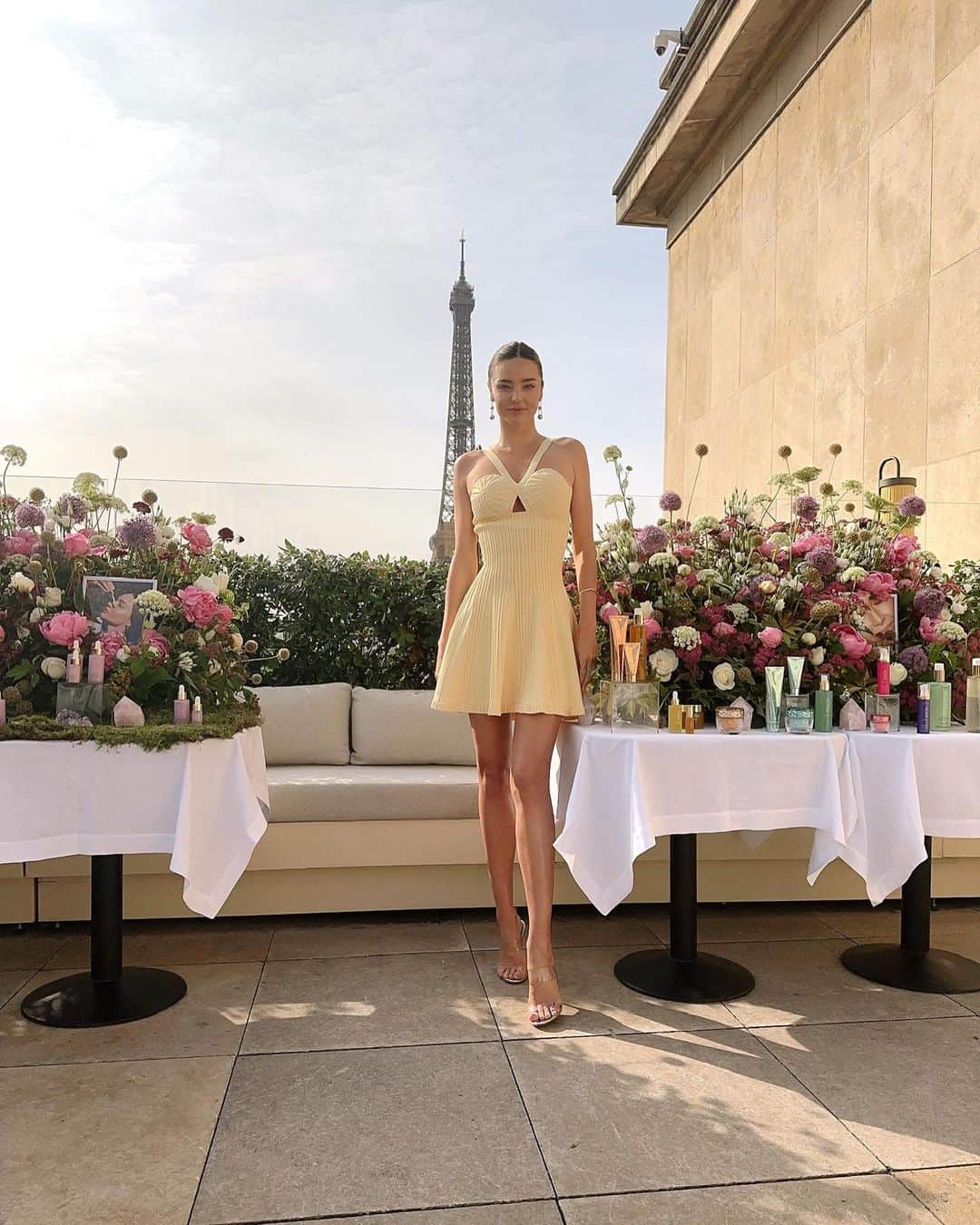 ミランダ・カーさんのインスタグラム写真 - (ミランダ・カーInstagram)「A beautiful morning in Paris celebrating @koraorganics and our Plant Stem Cell Retinol Alternative Serum, available online at @sephorafrance July 3rd ✨❤️🇫🇷」6月28日 2時04分 - mirandakerr