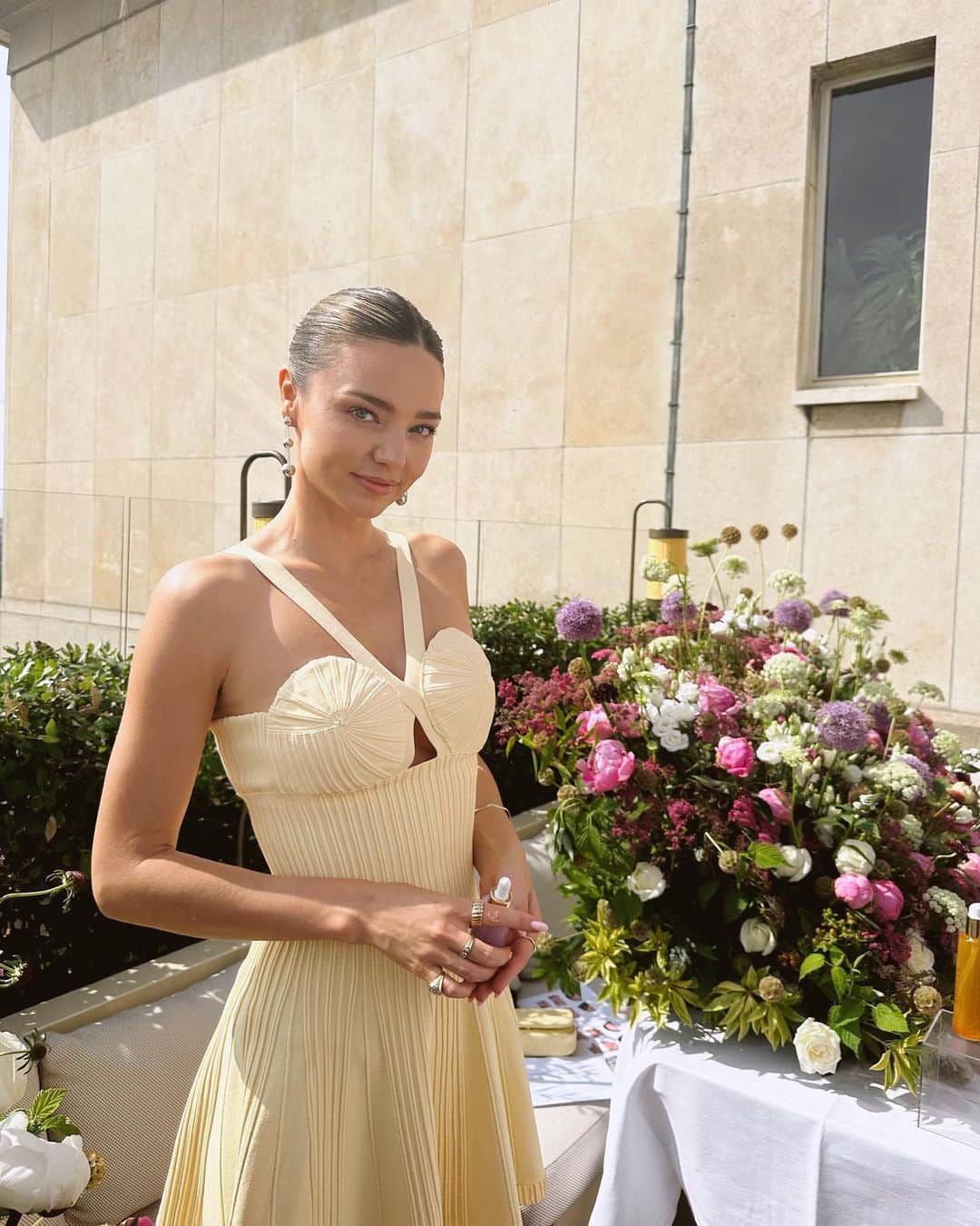 ミランダ・カーさんのインスタグラム写真 - (ミランダ・カーInstagram)「A beautiful morning in Paris celebrating @koraorganics and our Plant Stem Cell Retinol Alternative Serum, available online at @sephorafrance July 3rd ✨❤️🇫🇷」6月28日 2時04分 - mirandakerr