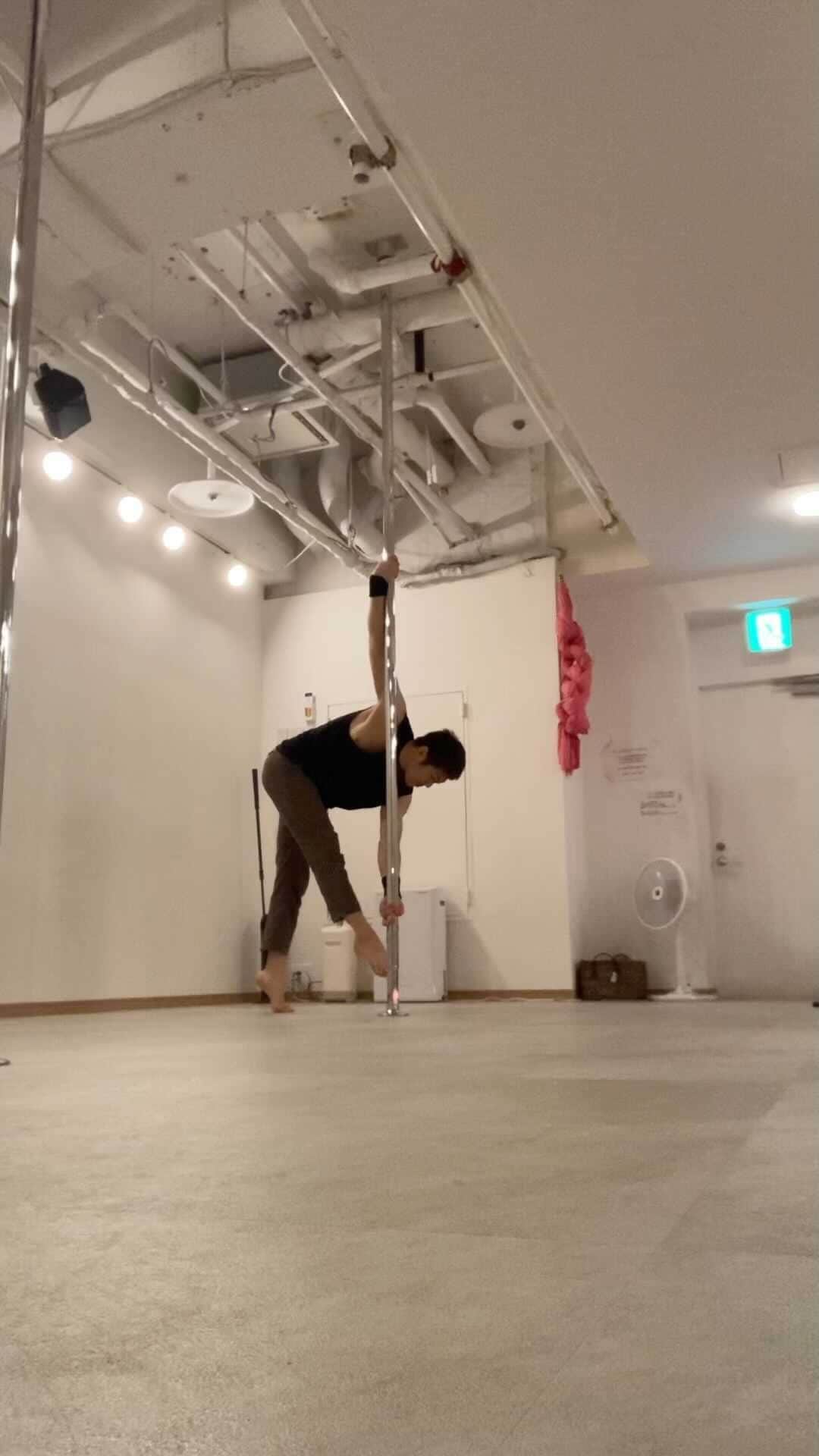 のインスタグラム：「🤼‍♂️💫  Inspired by @karengaunt192 🙏✨ . . . . . #dance #dancer #performance #performer #pdhandspring #pdflip #pdflips #poleflip #poleflips #poletrickoftheday #pdayeshaflip #pdayesha #noa #pop #japan #japanese #tokyo #東京 #roppongi #六本木 #polish #ポールダンス #poledance #ダンス #トレーニング #ポールダンサー #ポールダンス初心者 #carnival #burlesque #cabaret」