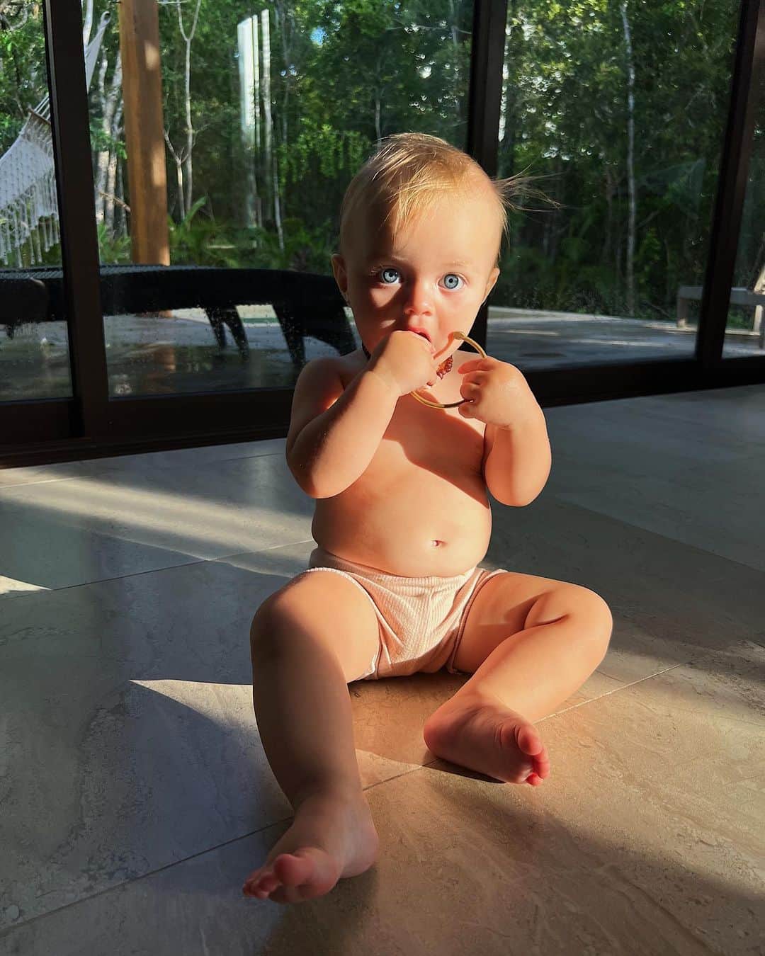 オレーシャ・ルーリンのインスタグラム：「My little jungle baby」