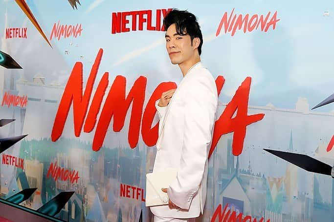 ユージン・リー・ヤンさんのインスタグラム写真 - (ユージン・リー・ヤンInstagram)「NIMONA premiere! I can’t wait for y’all to experience this hilarious, heartbreaking, headstrong film that fought to be seen. Watch it on Netflix this Friday June 30! 🤘  styling by @colinmanderson  makeup & hair by @monicaalvarezmakeup  suit by @helenanthonyofficial  necklace by @misterpurl  vintage clutch by @ysl  shoes by @shaunross x @unitednude」6月28日 2時19分 - eugeneleeyang