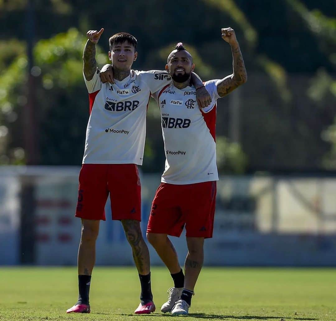 アルトゥーロ・ビダルのインスタグラム：「Los campeones del día 🏆🏆 🇨🇱 🇧🇷💪🏾👍🏼 con mi hermanito @epulgar ❤️🔫🔫」