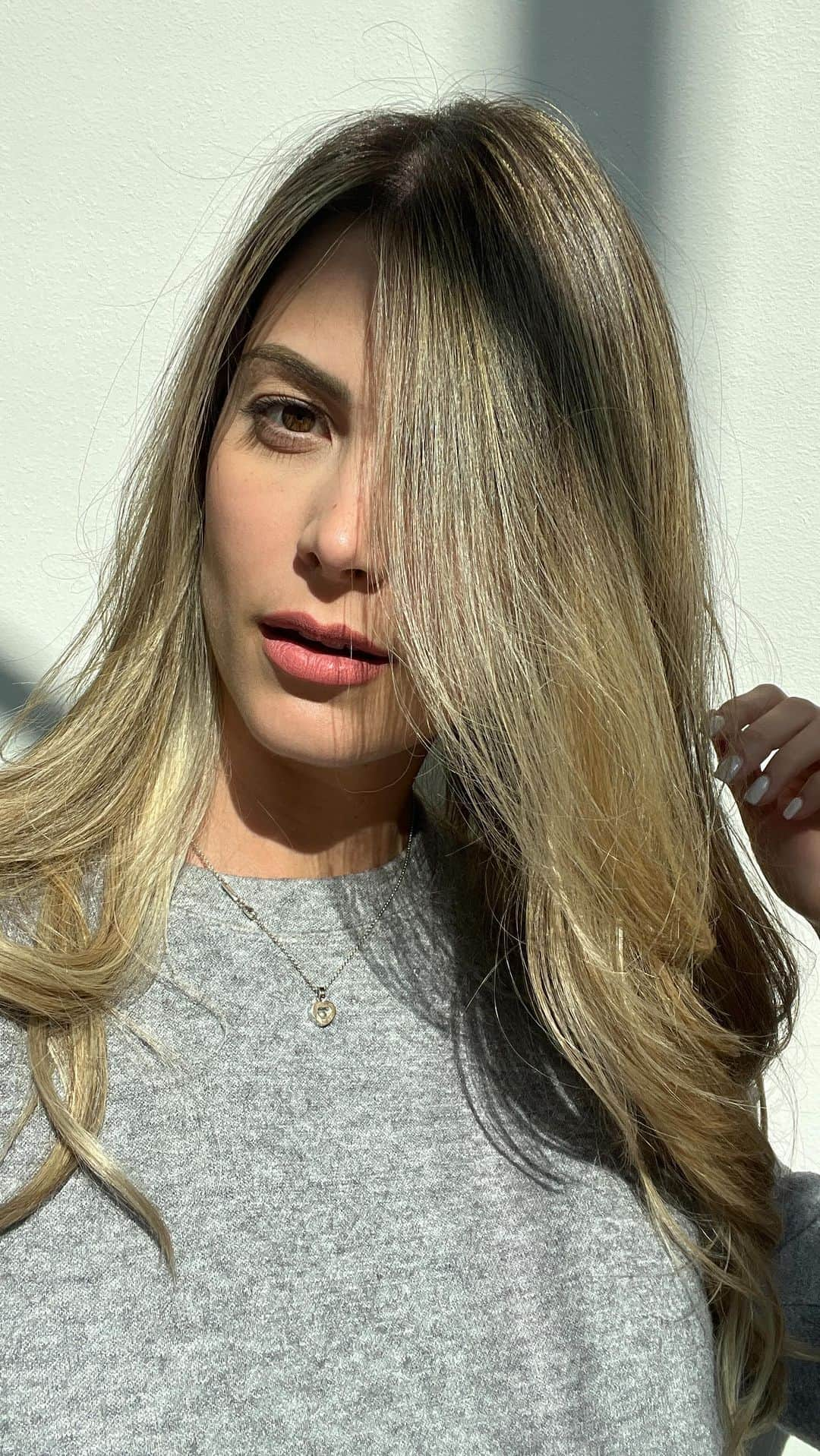 ステファニア・フェルナンデスのインスタグラム：「Rubia 👱‍♀️ By @javiermathews 💇‍♀️ Cuando me preguntan ¿Cuál es el color de tu cabello? No tengo idea porque Javier mezcla mil cosas y utiliza dos técnicas: highlights y balayage. Deja mi base intacta, utiliza para aclarar agua oxigenada de 10 y máximo de 20 para no dañar ni maltratar el cabello.  Este trabajo es de 6 horas aproximadamente. Cuida cada detalle y utiliza productos de excelente calidad.  Javi es un súper profesional. Vive en Miami y me consta que con cada cliente es súper dedicado. Tenemos 2 años trabajando juntos y siempre quedo feliz con el resultado.   GRACIAS por tanto ⭐️」