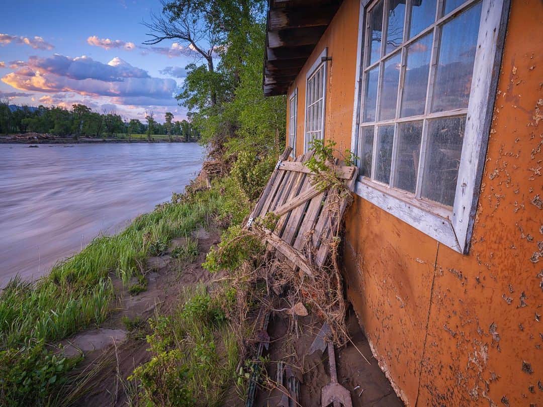 Keith Ladzinskiのインスタグラム：「This time last year, the Yellowstone River flooded heavily after early season rain hit the high country, dissolving vast amounts of snowpack. The excessive melt rapidly funneled into the Yellowstone and countless tributary rivers along the way. The result was wide destruction to bridges, roadways, businesses, and family homes down Valley. Nature on the other hand, benefits from events like this, widening floodplains and creating new habitat along riparian zones. Photos for @natgeo」