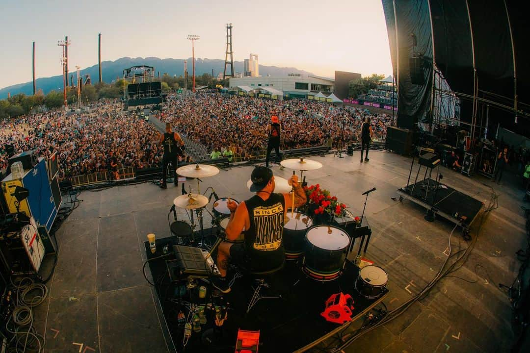 ザッキー・ヴェンジェンスさんのインスタグラム写真 - (ザッキー・ヴェンジェンスInstagram)「Monterrey Mexico 🇲🇽 I couldn’t contain the amount of fun I had playing for you! We had such a blast in Mexico and can’t wait to come back soon! Viva la Mexico!!! #mexico #alltimelowforever 📸 @salmabustos」6月28日 2時32分 - zacharymerrick