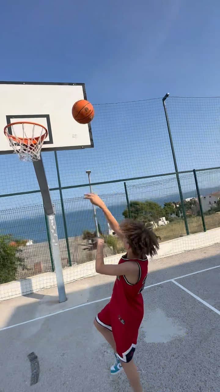 パトリック・オウォモイエラのインスタグラム：「Nothing to see but a lil‘ Father n Son Pick-Up Game✌🏾  Teach em young - and lead by example🤙🏾 • • • • • #basketball #father #son #love #nba #jordan #vaycay #croatia」