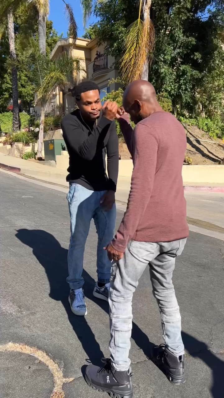 King Bachのインスタグラム：「When you have a weird secret handshake 😩🤣 w/ @brianmichaelhinds @daleelliottjr @ianedwardscomic」