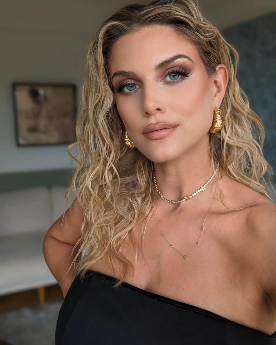 Ashley Jamesさんのインスタグラム写真 - (Ashley JamesInstagram)「Ready to DJ the Batiste summer party... 🖤✴️  Honestly it's taken a village today to get me out the house looking like this and I'm riding with Ada in the car where is Tommy is waiting outside the venue to have her whilst I play.   I just share, even though it all seems like a huge first world problem, because I just don't want it to look straightforward for anyone to compare.  I ordered two dresses to wear and neither arrived (one got lost, and the parcel force van broke down for the other 🤣). And none of my clothes fit, but I found a dress that I wore to Halloween once. 🤪  Ada has been unsettled all day, my little angel is teething so she has taken priority over sorting out music. Luckily I'm good at what I do but WOW it's hard adjusting to a new way of prepping as in the past I'd have spent the whole day going through music!   @michaelgrayhair and @goddessbeautymakeup came to do my hair and makeup and became joint childcare slash styling assistants. But they made a very overwhelmed me feel amazing. I always pick my face apart when I'm overwhelmed (I hate it about myself but I can't help it!) - but I know I'll look back at these photos and think I looked nice. 🤪  I booked a babysitter (alf's nanny who he has once a week) to put him to bed so Tommy can be with Ada outside the venue just in case.  And finally, I couldn't find an important part of my Elvie breast pump so can't pump so have got some frozen milk in a bag for Tommy so he can attempt a bottle.   There's so much juggle that goes on behind the scenes. I don't know if it's right to share it but for me, it always makes me feel less alone and like I'm doing it wrong if I know others find seamlingly simple things so complicated. The juggle really is real! I had no idea until I had kids. 🤣  But I can't wait to be doing what I love tonight. To feel like ME. 🎶❤️🙏🤪」6月28日 2時43分 - ashleylouisejames