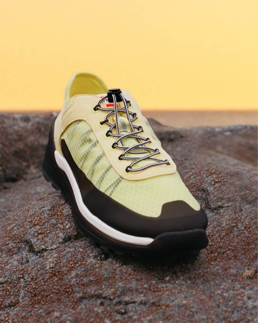 ハンターブーツのインスタグラム：「Stay on the the move with our Travel Trainer. Made to pack and go 🏃 it features a collapsible recycled uppers and HUNTER elasticated straps.」