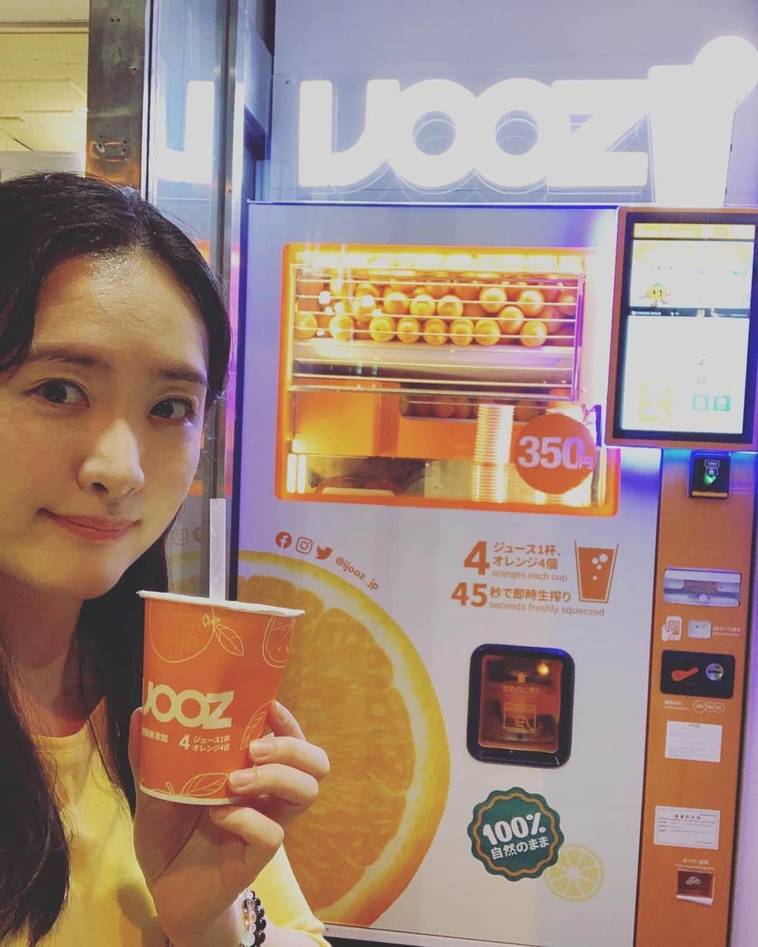 KagitaYukikoさんのインスタグラム写真 - (KagitaYukikoInstagram)「🍊 これこれぇ〜😋♪♪  オレンジジュース大好きで やっと飲みに行けたッ💕  この自販機なんと 生搾りなの❤︎🍊❤︎  IJOOZはシンガポール発で、 世界で大人気の生搾り オレンジジュース自動販売機✨✨  今年4月に 日本に初上陸して 気になってたの♡♡  1杯に 4個のフレッシュなオレンジを 使用✨✨  農薬はもちろん、 砂糖・水も一切使用しておらず👍  季節に応じてオレンジの品種が異なるため、 年間を通して 様々なオレンジジュースの味を 楽しむことができる♪♪  1杯：350円 容量：280ml  IJOOZ生搾りオレンジジュース自販機は、 既存マーケット相場に比べ、 金額が30%安いだけじゃなくて 容量も40%多いのが特徴🍊🍊  #ゆきんこ #旅 #🍊　 PR @ijooz_jp #生搾りオレンジジュース  #生搾りオレンジ  #最新自販機  #フレッシュジュース  #オレンジジュース  #自動販売機  #オレンジ  #ijooz」6月28日 2時53分 - mermaid.yukinko