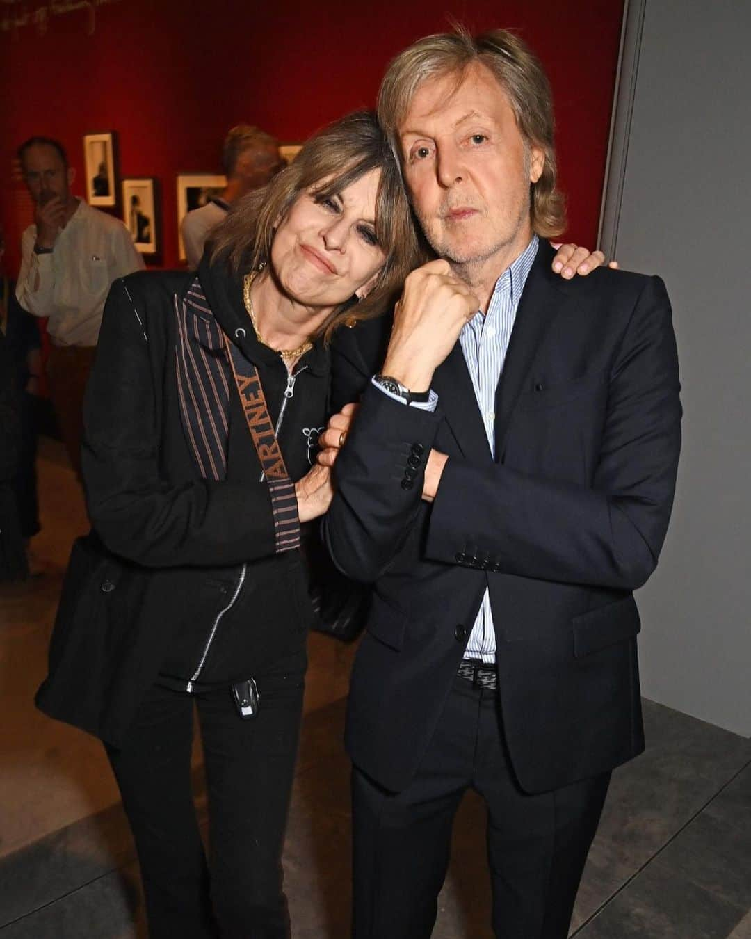 ポール・マッカートニーさんのインスタグラム写真 - (ポール・マッカートニーInstagram)「Last night, Paul hosted family and friends at the @nationalportraitgallery in London to celebrate the opening of his new exhibition 'Paul McCartney Photographs 1963-64: Eyes of the Storm' 📷  The exhibition opens to the public tomorrow and runs until 1 October, 2023. Find out more and get tickets via the link in bio. #EyesOfTheStorm」6月28日 2時58分 - paulmccartney