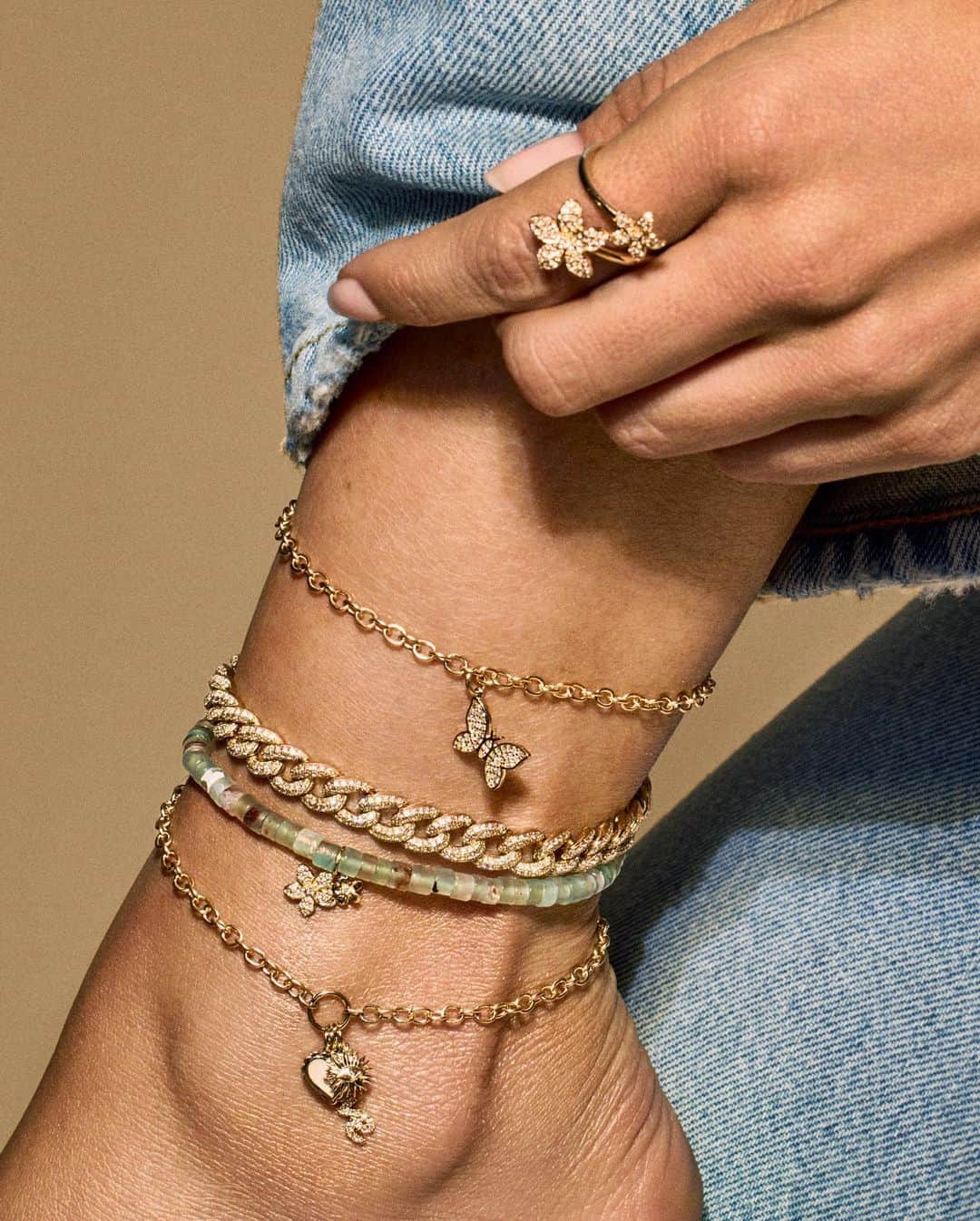 のインスタグラム：「Add Some Charm to Your Step 😍 Kick off your heels with summer’s must-have accessory-anklets. #SydneyEvan」