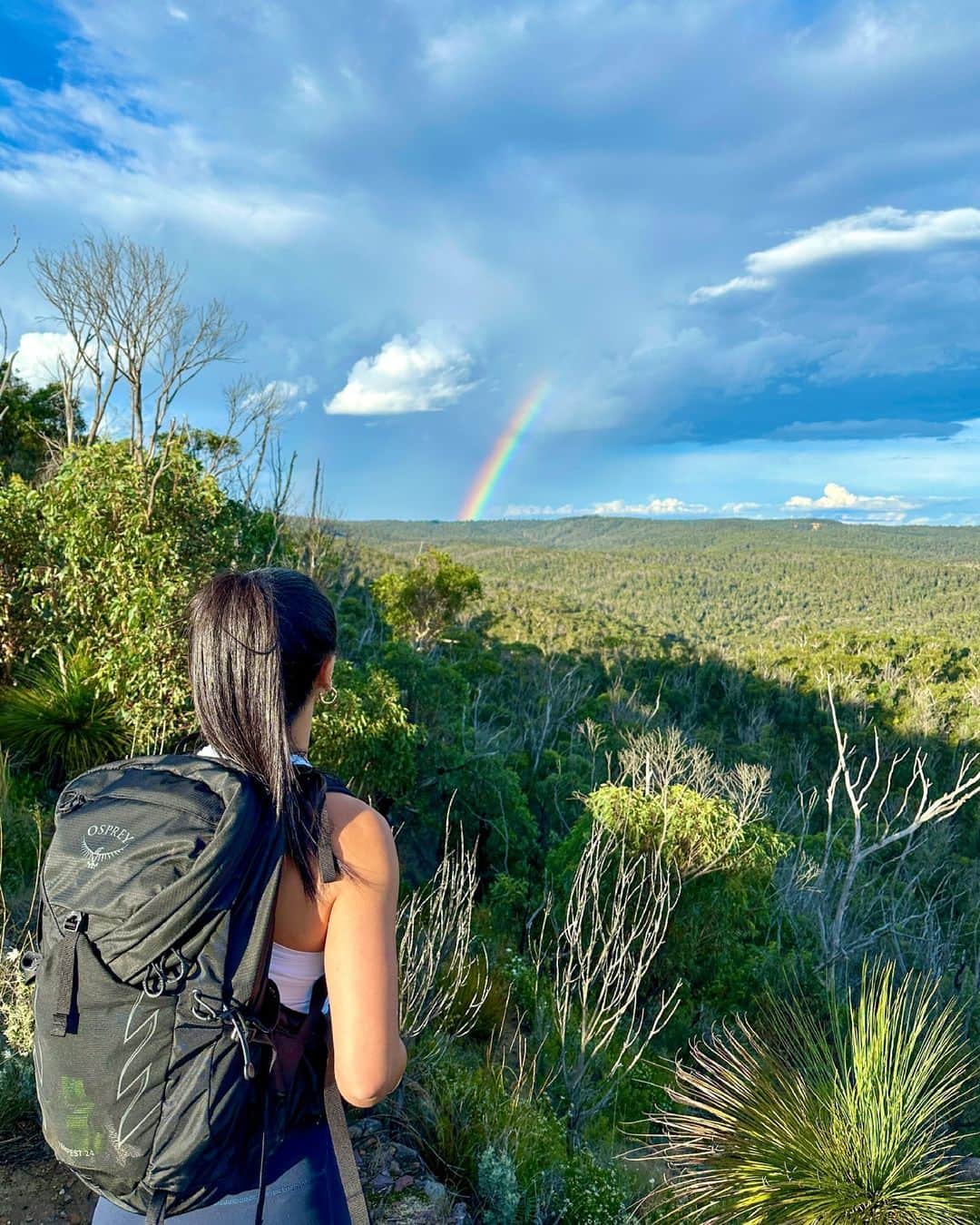 オスプレーのインスタグラム：「Maybe the pot of gold at the end of every rainbow is a Tempest 🌈🎒  📷 @happy_littlehiker  #OspreyPacks | Featuring the Tempest 24」