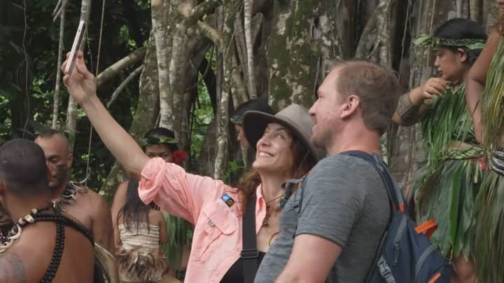 ケイト・ウォルシュのインスタグラム：「It was such an honor to chat with our @LindbladExp experts about the sacred land, wildlife and culture of French Polynesia! 🙏🏻 Thank you to the many wonderful locals we had the chance to meet for the warm welcome, and to the entire team at #LindbladExpeditions for giving us the experience of a lifetime! 💙🌎 #WhereIExplore  Video by @CullerVideo & @Minoltaxd11  Additional Footage: @Christine_Regent_West Visiting Scientist: @MayaSantangelo  Expedition Leader: @AlexSearleP Cultural Specialist: @TuaPittman」