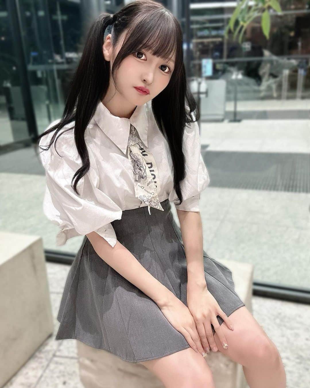 真崎千波のインスタグラム：「🩶🤍 * ワンマンに向けて髪伸ばしてきました！ やっぱ人生ずっとロングだったからロングの方が落ち着く、、早く地毛伸びないかな？ * #dior #diorミッツァ #diorfashion #snidel #grl #ootd #instafashion #jk #ljk #lfl #instalike #前髪ぱっつん #黒髪ロング #ツインテール #黒髪ツインテール #アイドル」